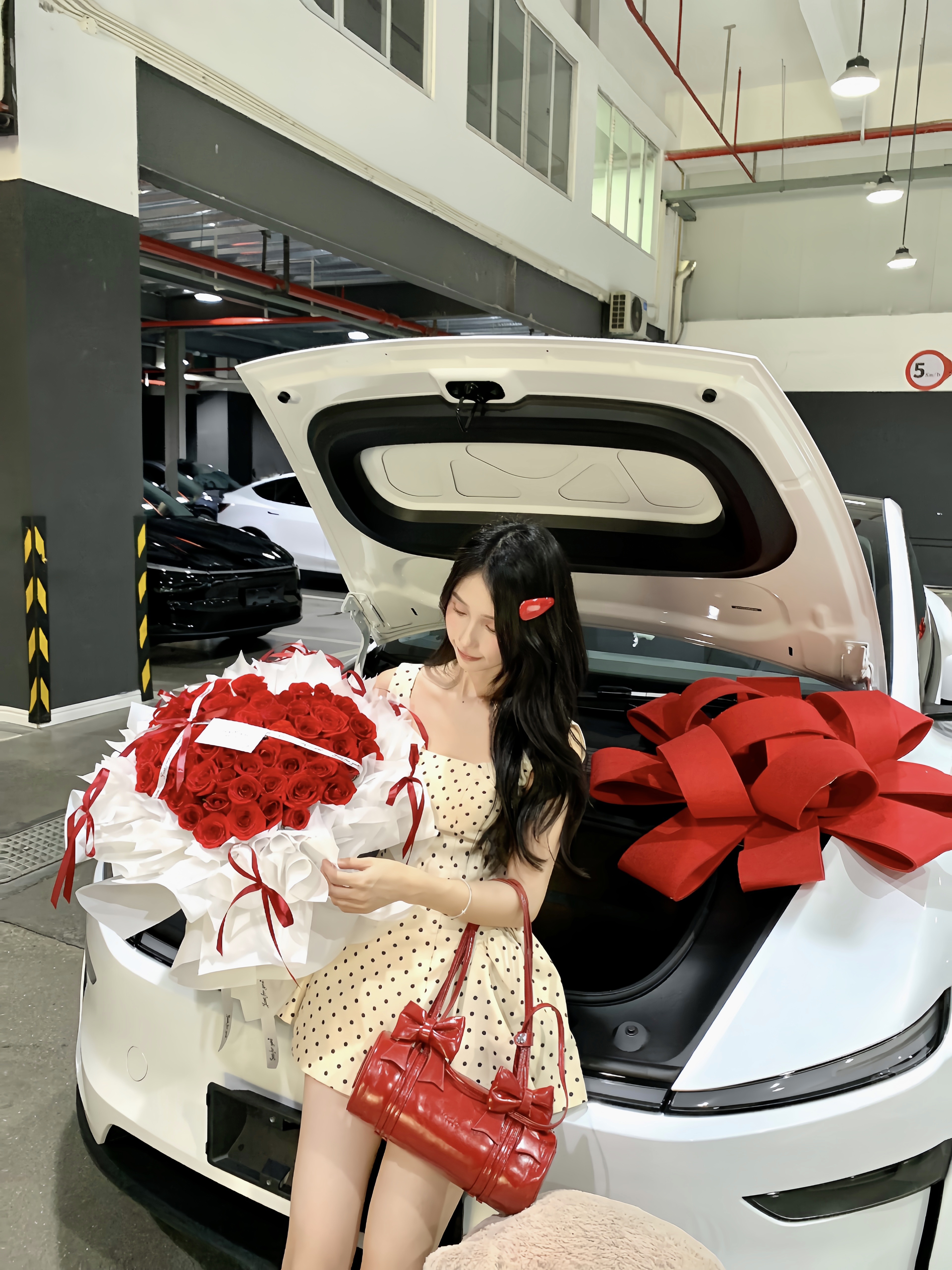 喜提特斯拉大玩具🚗 终于提到心心念念的特斯拉了～
是很喜欢的白色 干净又大气
	
全程一小时就办完交车了🥳效率很高夸夸
想看看大家的modely的内饰！
#喜提新车 #提车仪式 #特斯拉 #特斯拉Y #modely #拍照姿势 #适合女生开的车 #人生第一辆小车车 @一只甜鲸