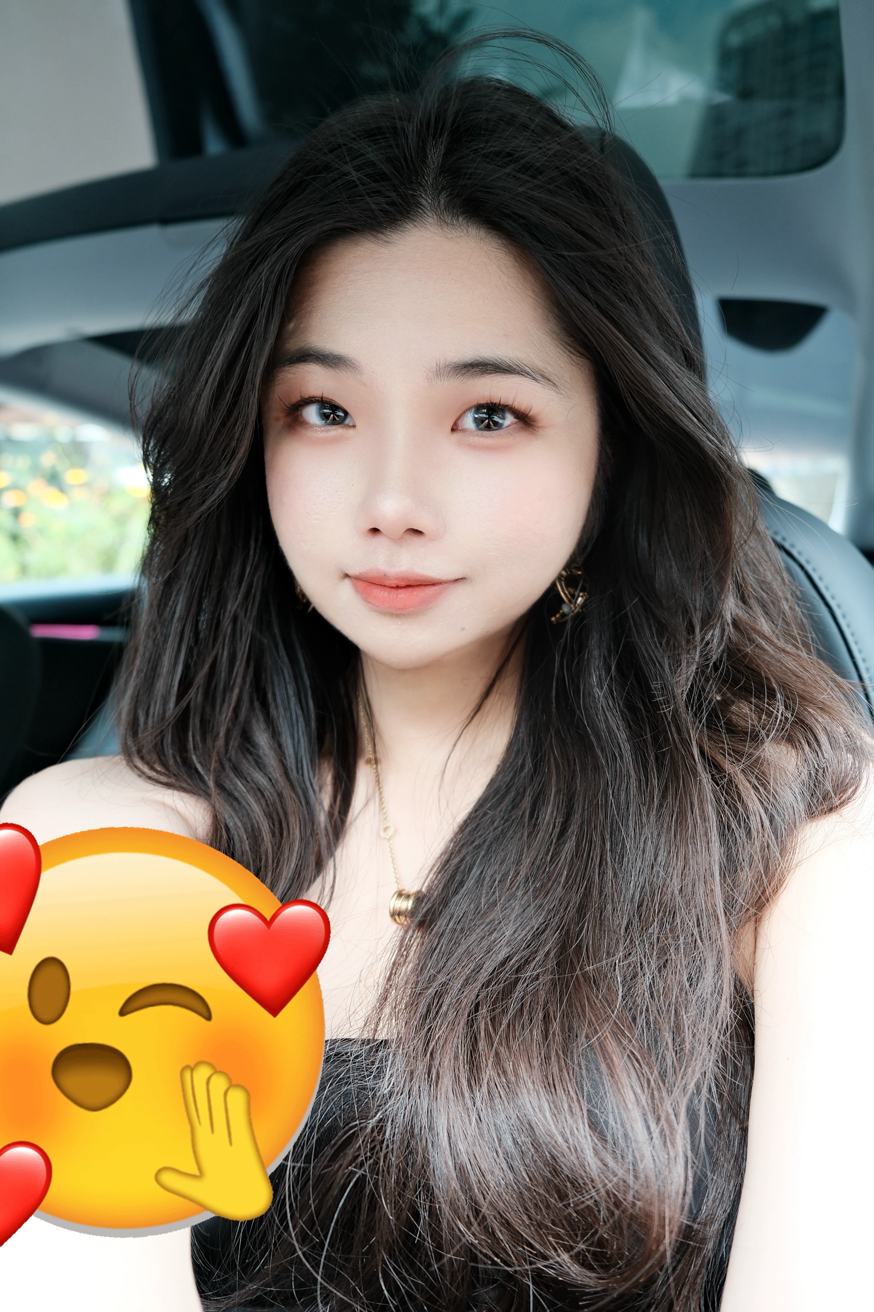 01年大厂女喜提新车｜第一次掌握人生方向盘 几个月前付定金的时候，我连驾照都没拿到。
	
四年前，在我大二暑假时，
因为不想在炎炎夏日练车和在驾校受气，
考试资格都过期了也没把驾照考下来。
	
当时想着靠打车和公共交通就可以解决日常需求，
结果现在工作去了个坐高铁很不方便，
但开车1h内能串联整个大湾区的城市。
	
这让我下定决心必须把驾照给马上考了。
	
原来特别恐惧考驾照和上路的我，
如今居然也开了快上千公里了：
从盘山山路、沿海高速，
到高楼林立的CBD和电鸡成群的城区。
	
今天下午独自一人坐在车上，握着方向盘，
听着kunkun的新歌《deadman》
在夕阳下两旁都是棕榈树的空无一人的车道上奔驰，
那一刻真的觉得，好自由。
	
经济独立、会开车——
这两件事第一次让我觉得，
自己是一个真正掌握人生方向的成年人了。
	
本科那会儿，我的活动范围不会超过家附近几公里。
每天上课、写作业，周末就去商场吃喝玩乐。
至于车？
坐别人的副驾不挺好吗，为什么要自己开？
	
我当时真的就是这么想的。
	
直到我学会开车，
我才意识到我的生活半径一下子被扩张了。
	
我可以决定要去哪里、什么时候出发、哪条路最舒服；
我必须全神贯注地为自己和路上的每一个人负责。
	
还让我惊讶的是：
自从自己开车才发现——
主驾驶的风景，真的和副驾驶完全不一样。
同一条路，因为视角不同，带来的体验截然不同。
我才意识到，道路景观设计，本就是为主驾驶而设的。
	
其实人生何尝不是如此。
很多生活和工作的场景，
只有你坐在“主驾驶”位置，
才能拥有真正的视野、节奏与选择权。
	
工作也是。
三年前，我是一个对未来毫无方向、每天混日子的大学生。
当时身边人都在劝我：“不用那么努力啦，有什么意义呢？”
	
但我不甘心就这样混下去。
于是我一个人拖着行李去了外地实习，
一边适应陌生的城市节奏，
一边试图在工作中找到属于自己的位置。
	
虽然那时候没有什么经验，也经历过很多怀疑人生的时刻，
但我始终觉得：比起原地不动，我更害怕的是对生活永远都没有掌控权。
	
现在再看，那个曾经宁愿错过驾照也不愿晒太阳的我，
如今也能独自开过一千公里、穿过无数路口了。
	
或许没有谁规定长大是什么样子，
但我知道——
把人生的方向盘牢牢握在自己手里，真的会更爽。
	
下一篇分享一下特斯拉驾驶体验和推荐的配件～
	
#人生第一辆车#适合女孩子的车 #特斯拉 #喜提爱车 #手握方向盘的女孩 #我的小车日记 #握紧方向盘的第一天 #人生第一辆车 @是白羊Fifi呀