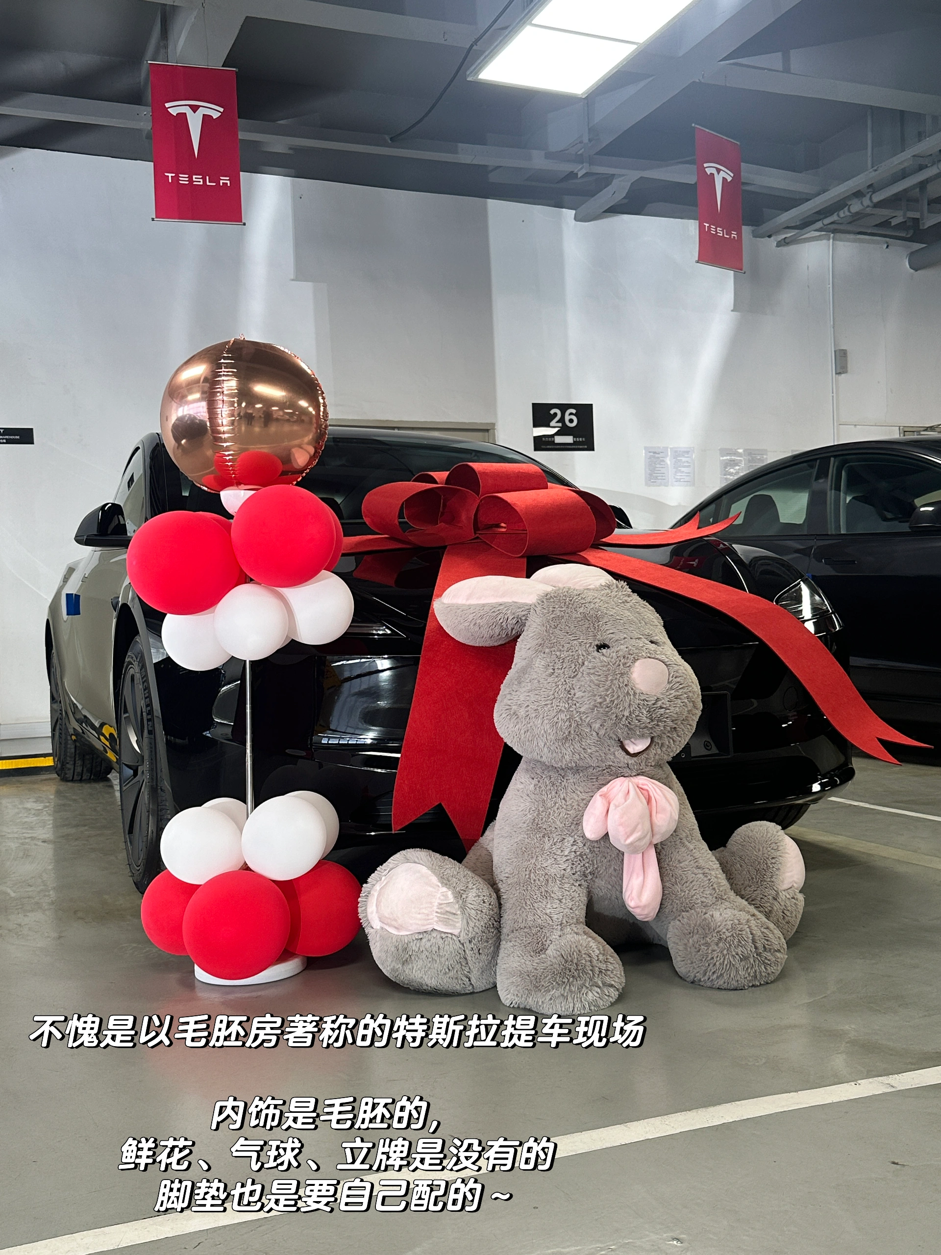 01年大厂女喜提新车｜第一次掌握人生方向盘 几个月前付定金的时候，我连驾照都没拿到。
	
四年前，在我大二暑假时，
因为不想在炎炎夏日练车和在驾校受气，
考试资格都过期了也没把驾照考下来。
	
当时想着靠打车和公共交通就可以解决日常需求，
结果现在工作去了个坐高铁很不方便，
但开车1h内能串联整个大湾区的城市。
	
这让我下定决心必须把驾照给马上考了。
	
原来特别恐惧考驾照和上路的我，
如今居然也开了快上千公里了：
从盘山山路、沿海高速，
到高楼林立的CBD和电鸡成群的城区。
	
今天下午独自一人坐在车上，握着方向盘，
听着kunkun的新歌《deadman》
在夕阳下两旁都是棕榈树的空无一人的车道上奔驰，
那一刻真的觉得，好自由。
	
经济独立、会开车——
这两件事第一次让我觉得，
自己是一个真正掌握人生方向的成年人了。
	
本科那会儿，我的活动范围不会超过家附近几公里。
每天上课、写作业，周末就去商场吃喝玩乐。
至于车？
坐别人的副驾不挺好吗，为什么要自己开？
	
我当时真的就是这么想的。
	
直到我学会开车，
我才意识到我的生活半径一下子被扩张了。
	
我可以决定要去哪里、什么时候出发、哪条路最舒服；
我必须全神贯注地为自己和路上的每一个人负责。
	
还让我惊讶的是：
自从自己开车才发现——
主驾驶的风景，真的和副驾驶完全不一样。
同一条路，因为视角不同，带来的体验截然不同。
我才意识到，道路景观设计，本就是为主驾驶而设的。
	
其实人生何尝不是如此。
很多生活和工作的场景，
只有你坐在“主驾驶”位置，
才能拥有真正的视野、节奏与选择权。
	
工作也是。
三年前，我是一个对未来毫无方向、每天混日子的大学生。
当时身边人都在劝我：“不用那么努力啦，有什么意义呢？”
	
但我不甘心就这样混下去。
于是我一个人拖着行李去了外地实习，
一边适应陌生的城市节奏，
一边试图在工作中找到属于自己的位置。
	
虽然那时候没有什么经验，也经历过很多怀疑人生的时刻，
但我始终觉得：比起原地不动，我更害怕的是对生活永远都没有掌控权。
	
现在再看，那个曾经宁愿错过驾照也不愿晒太阳的我，
如今也能独自开过一千公里、穿过无数路口了。
	
或许没有谁规定长大是什么样子，
但我知道——
把人生的方向盘牢牢握在自己手里，真的会更爽。
	
下一篇分享一下特斯拉驾驶体验和推荐的配件～
	
#人生第一辆车#适合女孩子的车 #特斯拉 #喜提爱车 #手握方向盘的女孩 #我的小车日记 #握紧方向盘的第一天 #人生第一辆车 @是白羊Fifi呀