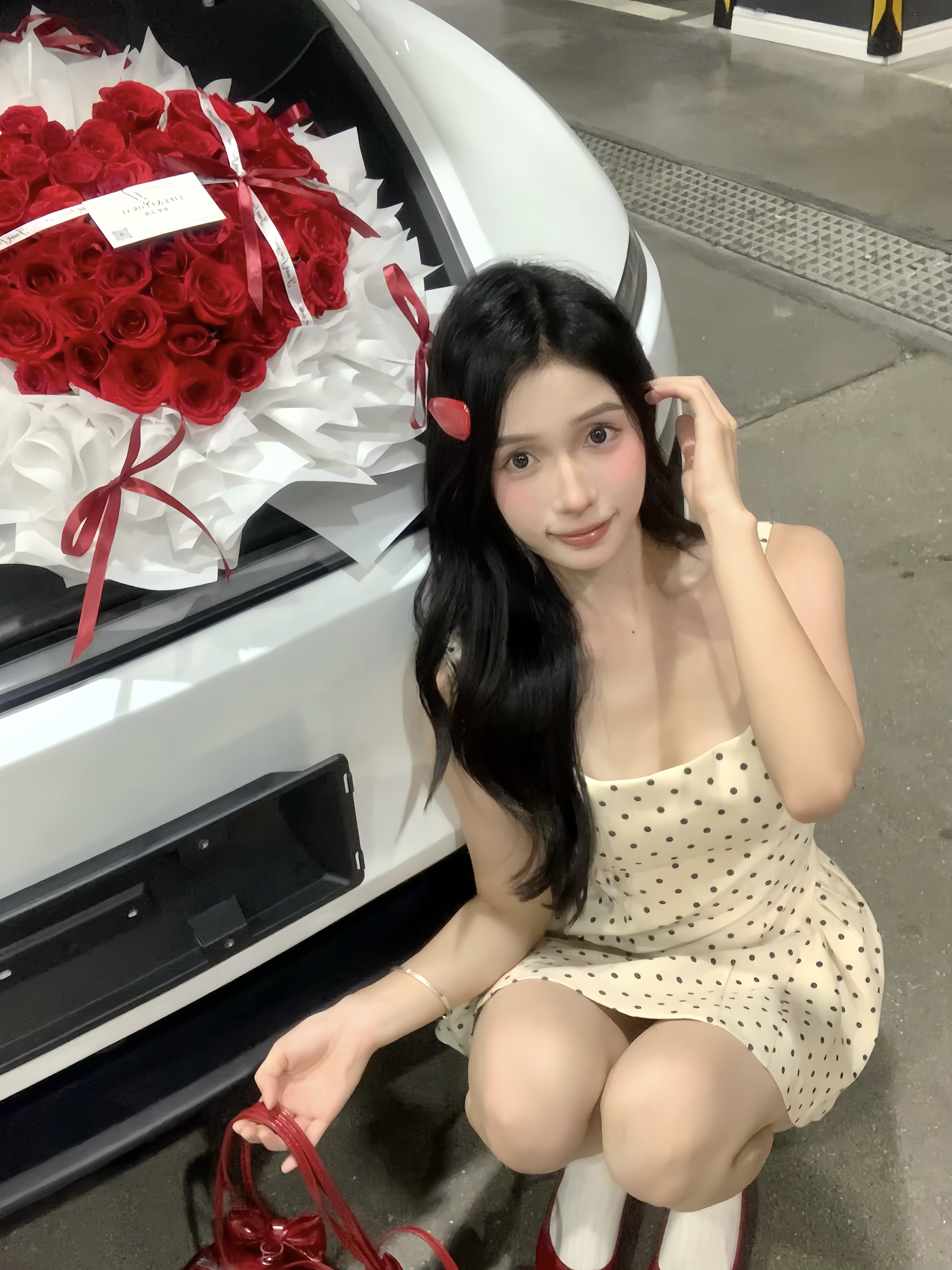 喜提特斯拉大玩具🚗 终于提到心心念念的特斯拉了～
是很喜欢的白色 干净又大气
	
全程一小时就办完交车了🥳效率很高夸夸
想看看大家的modely的内饰！
#喜提新车 #提车仪式 #特斯拉 #特斯拉Y #modely #拍照姿势 #适合女生开的车 #人生第一辆小车车 @一只甜鲸