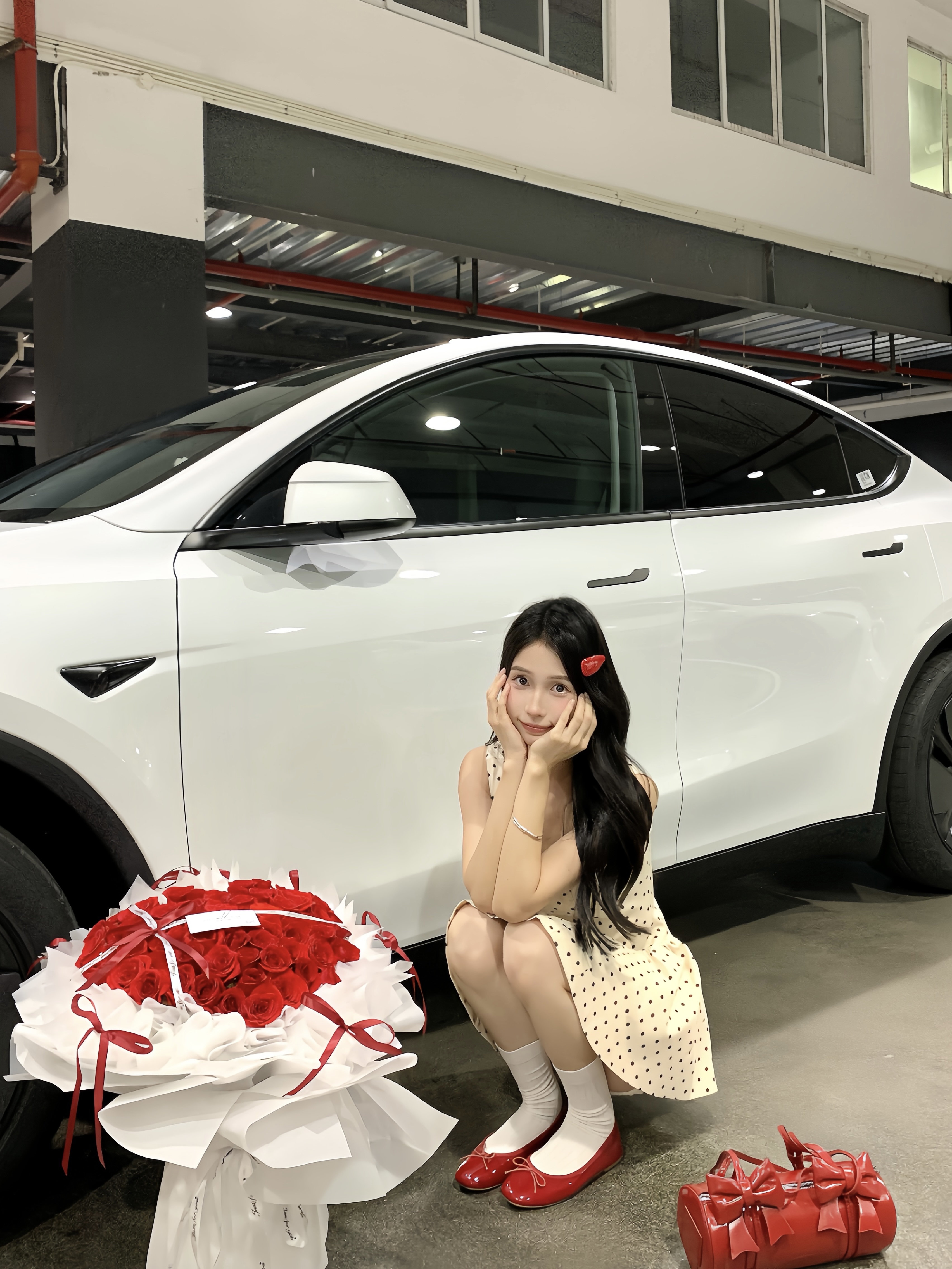 喜提特斯拉大玩具🚗 终于提到心心念念的特斯拉了～
是很喜欢的白色 干净又大气
	
全程一小时就办完交车了🥳效率很高夸夸
想看看大家的modely的内饰！
#喜提新车 #提车仪式 #特斯拉 #特斯拉Y #modely #拍照姿势 #适合女生开的车 #人生第一辆小车车 @一只甜鲸