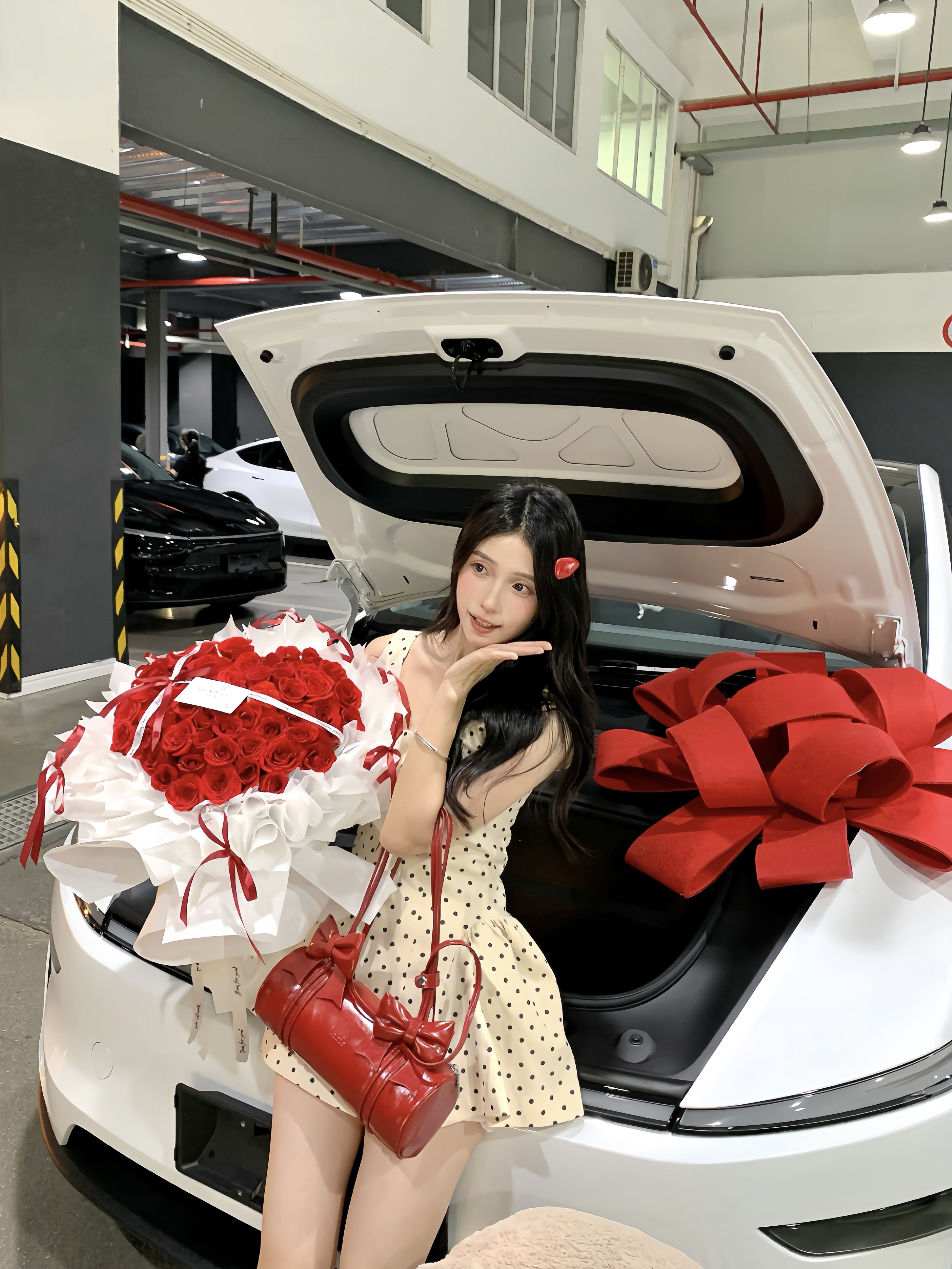 喜提特斯拉大玩具🚗 终于提到心心念念的特斯拉了～
是很喜欢的白色 干净又大气
	
全程一小时就办完交车了🥳效率很高夸夸
想看看大家的modely的内饰！
#喜提新车 #提车仪式 #特斯拉 #特斯拉Y #modely #拍照姿势 #适合女生开的车 #人生第一辆小车车 @一只甜鲸