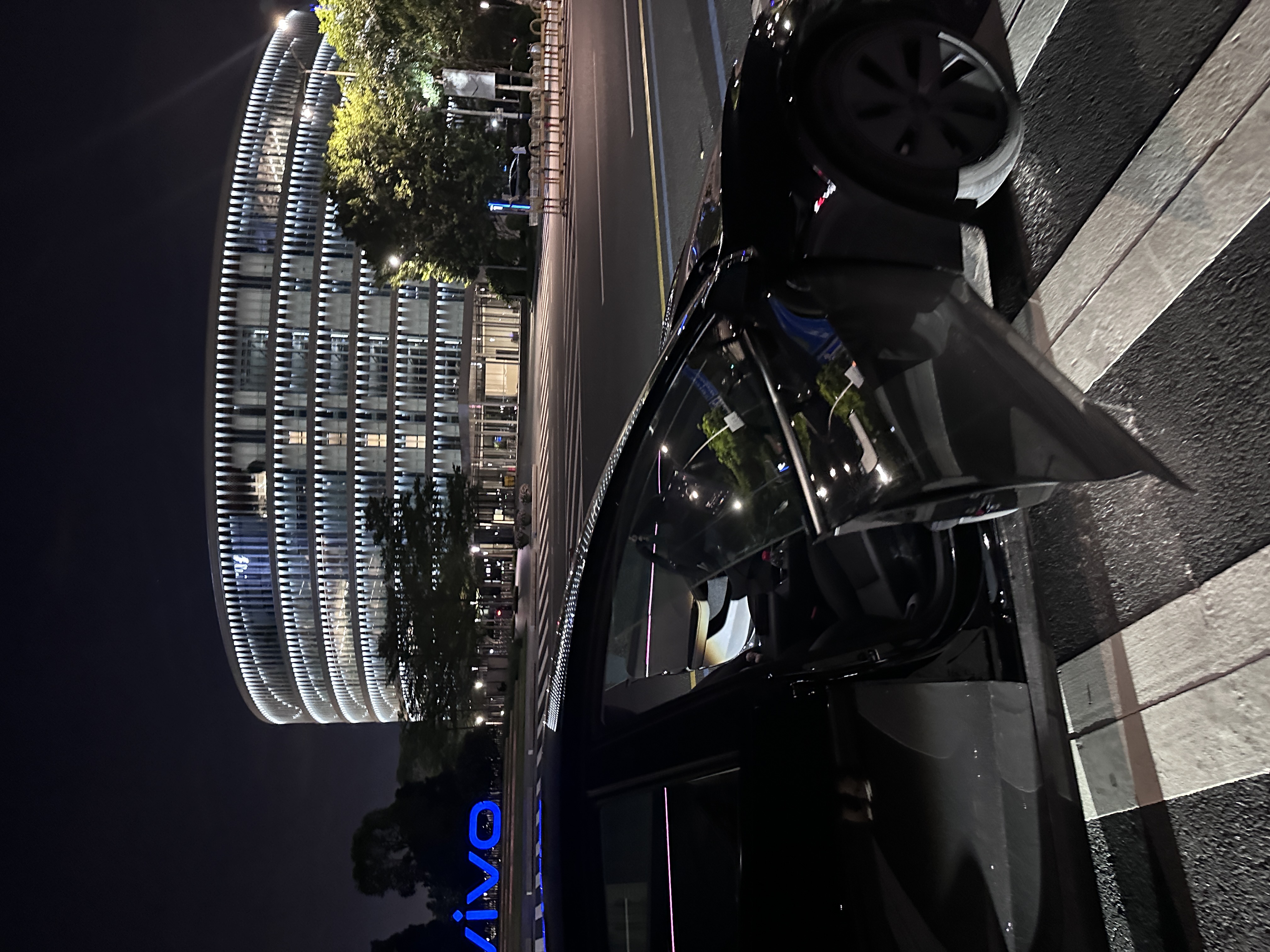 01年大厂女喜提新车｜第一次掌握人生方向盘 几个月前付定金的时候，我连驾照都没拿到。
	
四年前，在我大二暑假时，
因为不想在炎炎夏日练车和在驾校受气，
考试资格都过期了也没把驾照考下来。
	
当时想着靠打车和公共交通就可以解决日常需求，
结果现在工作去了个坐高铁很不方便，
但开车1h内能串联整个大湾区的城市。
	
这让我下定决心必须把驾照给马上考了。
	
原来特别恐惧考驾照和上路的我，
如今居然也开了快上千公里了：
从盘山山路、沿海高速，
到高楼林立的CBD和电鸡成群的城区。
	
今天下午独自一人坐在车上，握着方向盘，
听着kunkun的新歌《deadman》
在夕阳下两旁都是棕榈树的空无一人的车道上奔驰，
那一刻真的觉得，好自由。
	
经济独立、会开车——
这两件事第一次让我觉得，
自己是一个真正掌握人生方向的成年人了。
	
本科那会儿，我的活动范围不会超过家附近几公里。
每天上课、写作业，周末就去商场吃喝玩乐。
至于车？
坐别人的副驾不挺好吗，为什么要自己开？
	
我当时真的就是这么想的。
	
直到我学会开车，
我才意识到我的生活半径一下子被扩张了。
	
我可以决定要去哪里、什么时候出发、哪条路最舒服；
我必须全神贯注地为自己和路上的每一个人负责。
	
还让我惊讶的是：
自从自己开车才发现——
主驾驶的风景，真的和副驾驶完全不一样。
同一条路，因为视角不同，带来的体验截然不同。
我才意识到，道路景观设计，本就是为主驾驶而设的。
	
其实人生何尝不是如此。
很多生活和工作的场景，
只有你坐在“主驾驶”位置，
才能拥有真正的视野、节奏与选择权。
	
工作也是。
三年前，我是一个对未来毫无方向、每天混日子的大学生。
当时身边人都在劝我：“不用那么努力啦，有什么意义呢？”
	
但我不甘心就这样混下去。
于是我一个人拖着行李去了外地实习，
一边适应陌生的城市节奏，
一边试图在工作中找到属于自己的位置。
	
虽然那时候没有什么经验，也经历过很多怀疑人生的时刻，
但我始终觉得：比起原地不动，我更害怕的是对生活永远都没有掌控权。
	
现在再看，那个曾经宁愿错过驾照也不愿晒太阳的我，
如今也能独自开过一千公里、穿过无数路口了。
	
或许没有谁规定长大是什么样子，
但我知道——
把人生的方向盘牢牢握在自己手里，真的会更爽。
	
下一篇分享一下特斯拉驾驶体验和推荐的配件～
	
#人生第一辆车#适合女孩子的车 #特斯拉 #喜提爱车 #手握方向盘的女孩 #我的小车日记 #握紧方向盘的第一天 #人生第一辆车 @是白羊Fifi呀