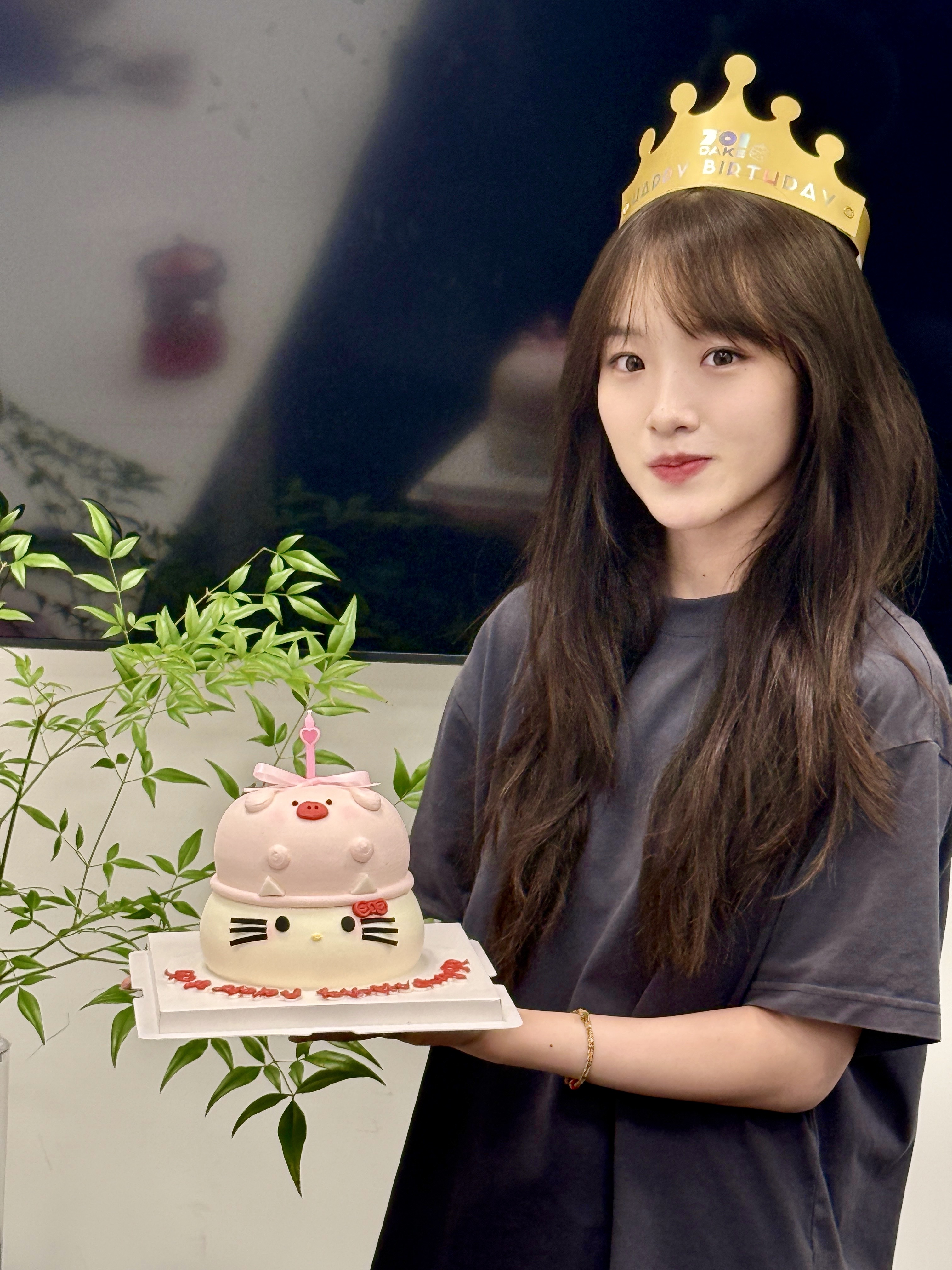我的特斯拉女孩在发光✨生日快乐🎂 谁能想到！！！
👀 当初那个23年青涩的Intern，如今已经是独当一面的STA了🚀
我们的金沙宝贝（全店年纪最小）用实力上演了一出华丽丽的职场升级打怪记✨
	
✅ 起点：23年Tesla Intern初入职场，带着好奇与拼劲，在顶尖舞台从零开始学习成长💪
✅ 进阶：成功转正！用努力和实力证明自己不是昙花一现，稳稳扎根！！！
✅ 飞跃：晋升TA！专业能力UP！UP UP！开始承担更重要角色，光芒逐渐绽放✨
✅ 巅峰：再晋升STA！🎉持续突破自我天花板！成长速度简直像开了挂🔥
	
🌟美貌与能力并存！说的就是她！💃
👩🏻‍💻 “破茧成蝶”这四个字，就是她这段旅程最完美的诠释！从懵懂到专业，从跟随到引领，每一步都走得坚定又漂亮！👏
她用实际行动证明：努力！真的可以闪闪发光✨
	
在今天这个特别的日子里🎂只想大声对她说：
宝贝！生日快乐！🎈
愿你在新的一岁：
💫 继续乘风破浪，在热爱的领域持续发光发热！
💫 永远开心快乐！永远保持这份自信与美丽！
💫 所有的努力都被看见，所有的梦想都开花结果！🌺
你是我们的骄傲❤️继续冲鸭！
特斯拉女孩，未来可期！💯🚗⚡️
	
#特斯拉女孩 #职场女性 #女性力量 #破茧成蝶 #职场晋升 #特斯拉 #生日祝福 #努力变优秀 #美貌与实力并存 #STA #职场干货 #生日快乐 #成长记录 @金沙湖特斯拉中心
