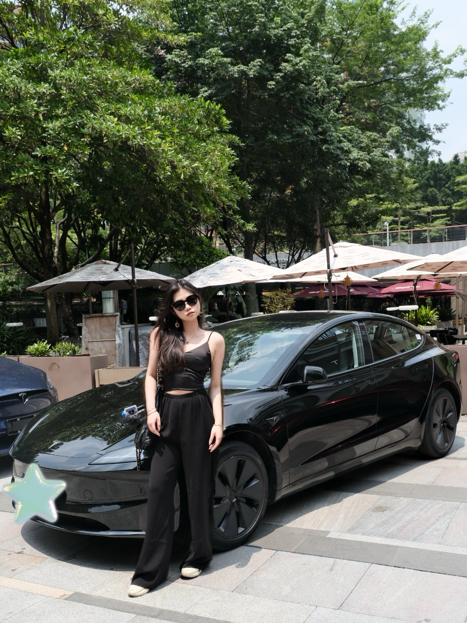 01年大厂女喜提新车｜第一次掌握人生方向盘 几个月前付定金的时候，我连驾照都没拿到。
	
四年前，在我大二暑假时，
因为不想在炎炎夏日练车和在驾校受气，
考试资格都过期了也没把驾照考下来。
	
当时想着靠打车和公共交通就可以解决日常需求，
结果现在工作去了个坐高铁很不方便，
但开车1h内能串联整个大湾区的城市。
	
这让我下定决心必须把驾照给马上考了。
	
原来特别恐惧考驾照和上路的我，
如今居然也开了快上千公里了：
从盘山山路、沿海高速，
到高楼林立的CBD和电鸡成群的城区。
	
今天下午独自一人坐在车上，握着方向盘，
听着kunkun的新歌《deadman》
在夕阳下两旁都是棕榈树的空无一人的车道上奔驰，
那一刻真的觉得，好自由。
	
经济独立、会开车——
这两件事第一次让我觉得，
自己是一个真正掌握人生方向的成年人了。
	
本科那会儿，我的活动范围不会超过家附近几公里。
每天上课、写作业，周末就去商场吃喝玩乐。
至于车？
坐别人的副驾不挺好吗，为什么要自己开？
	
我当时真的就是这么想的。
	
直到我学会开车，
我才意识到我的生活半径一下子被扩张了。
	
我可以决定要去哪里、什么时候出发、哪条路最舒服；
我必须全神贯注地为自己和路上的每一个人负责。
	
还让我惊讶的是：
自从自己开车才发现——
主驾驶的风景，真的和副驾驶完全不一样。
同一条路，因为视角不同，带来的体验截然不同。
我才意识到，道路景观设计，本就是为主驾驶而设的。
	
其实人生何尝不是如此。
很多生活和工作的场景，
只有你坐在“主驾驶”位置，
才能拥有真正的视野、节奏与选择权。
	
工作也是。
三年前，我是一个对未来毫无方向、每天混日子的大学生。
当时身边人都在劝我：“不用那么努力啦，有什么意义呢？”
	
但我不甘心就这样混下去。
于是我一个人拖着行李去了外地实习，
一边适应陌生的城市节奏，
一边试图在工作中找到属于自己的位置。
	
虽然那时候没有什么经验，也经历过很多怀疑人生的时刻，
但我始终觉得：比起原地不动，我更害怕的是对生活永远都没有掌控权。
	
现在再看，那个曾经宁愿错过驾照也不愿晒太阳的我，
如今也能独自开过一千公里、穿过无数路口了。
	
或许没有谁规定长大是什么样子，
但我知道——
把人生的方向盘牢牢握在自己手里，真的会更爽。
	
下一篇分享一下特斯拉驾驶体验和推荐的配件～
	
#人生第一辆车#适合女孩子的车 #特斯拉 #喜提爱车 #手握方向盘的女孩 #我的小车日记 #握紧方向盘的第一天 #人生第一辆车 @是白羊Fifi呀