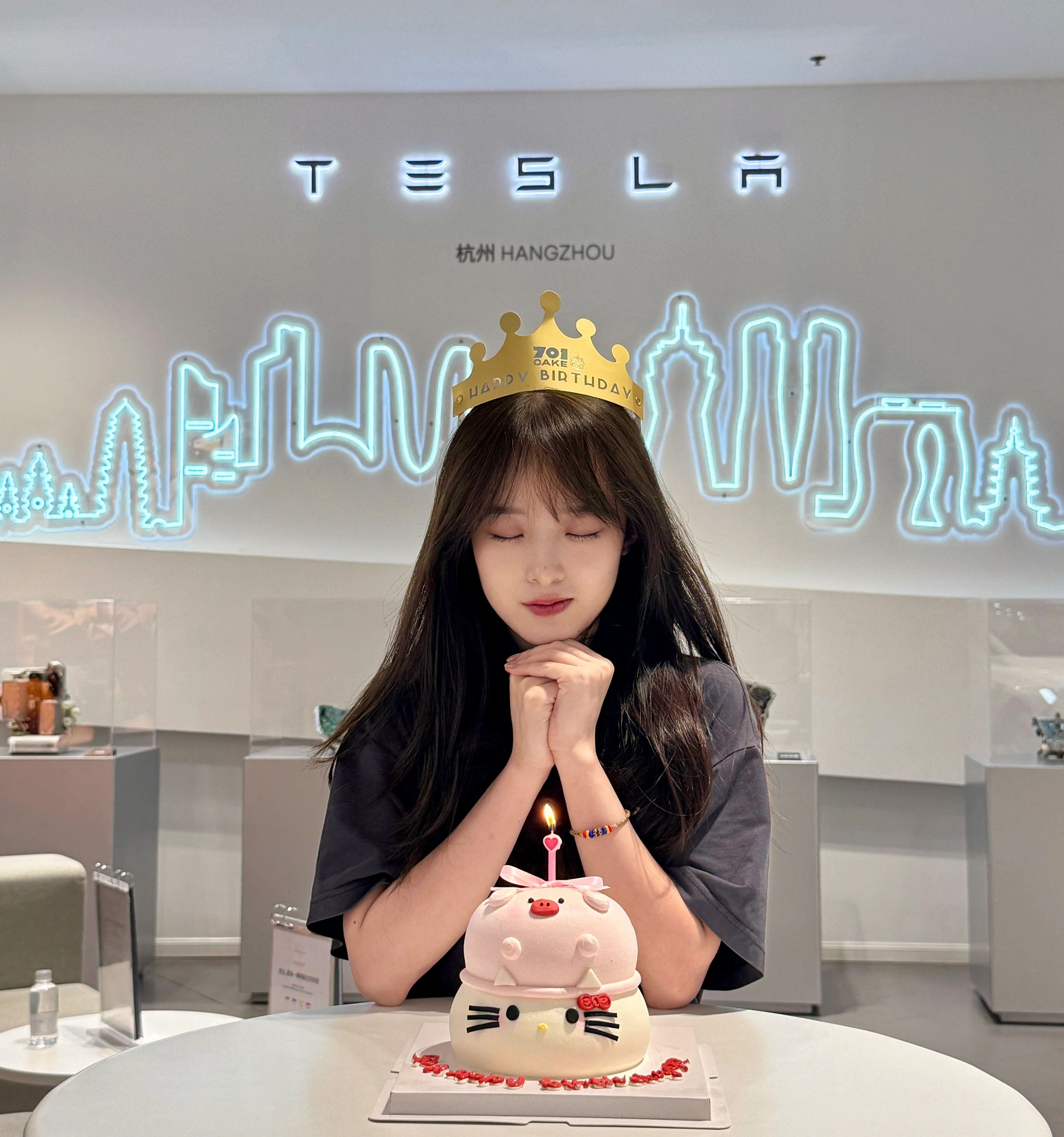 我的特斯拉女孩在发光✨生日快乐🎂 谁能想到！！！
👀 当初那个23年青涩的Intern，如今已经是独当一面的STA了🚀
我们的金沙宝贝（全店年纪最小）用实力上演了一出华丽丽的职场升级打怪记✨
	
✅ 起点：23年Tesla Intern初入职场，带着好奇与拼劲，在顶尖舞台从零开始学习成长💪
✅ 进阶：成功转正！用努力和实力证明自己不是昙花一现，稳稳扎根！！！
✅ 飞跃：晋升TA！专业能力UP！UP UP！开始承担更重要角色，光芒逐渐绽放✨
✅ 巅峰：再晋升STA！🎉持续突破自我天花板！成长速度简直像开了挂🔥
	
🌟美貌与能力并存！说的就是她！💃
👩🏻‍💻 “破茧成蝶”这四个字，就是她这段旅程最完美的诠释！从懵懂到专业，从跟随到引领，每一步都走得坚定又漂亮！👏
她用实际行动证明：努力！真的可以闪闪发光✨
	
在今天这个特别的日子里🎂只想大声对她说：
宝贝！生日快乐！🎈
愿你在新的一岁：
💫 继续乘风破浪，在热爱的领域持续发光发热！
💫 永远开心快乐！永远保持这份自信与美丽！
💫 所有的努力都被看见，所有的梦想都开花结果！🌺
你是我们的骄傲❤️继续冲鸭！
特斯拉女孩，未来可期！💯🚗⚡️
	
#特斯拉女孩 #职场女性 #女性力量 #破茧成蝶 #职场晋升 #特斯拉 #生日祝福 #努力变优秀 #美貌与实力并存 #STA #职场干货 #生日快乐 #成长记录 @金沙湖特斯拉中心