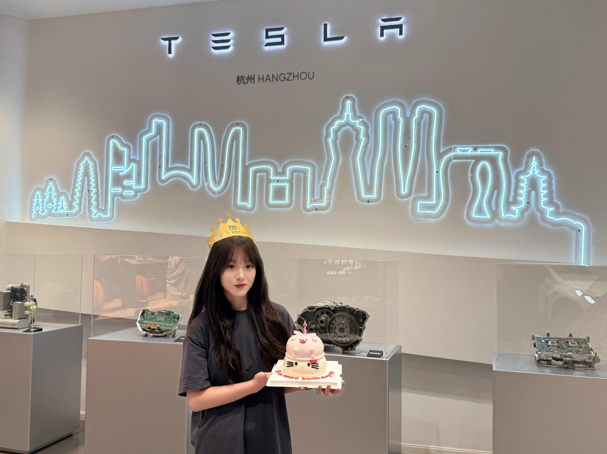 我的特斯拉女孩在发光✨生日快乐🎂 谁能想到！！！
👀 当初那个23年青涩的Intern，如今已经是独当一面的STA了🚀
我们的金沙宝贝（全店年纪最小）用实力上演了一出华丽丽的职场升级打怪记✨
	
✅ 起点：23年Tesla Intern初入职场，带着好奇与拼劲，在顶尖舞台从零开始学习成长💪
✅ 进阶：成功转正！用努力和实力证明自己不是昙花一现，稳稳扎根！！！
✅ 飞跃：晋升TA！专业能力UP！UP UP！开始承担更重要角色，光芒逐渐绽放✨
✅ 巅峰：再晋升STA！🎉持续突破自我天花板！成长速度简直像开了挂🔥
	
🌟美貌与能力并存！说的就是她！💃
👩🏻‍💻 “破茧成蝶”这四个字，就是她这段旅程最完美的诠释！从懵懂到专业，从跟随到引领，每一步都走得坚定又漂亮！👏
她用实际行动证明：努力！真的可以闪闪发光✨
	
在今天这个特别的日子里🎂只想大声对她说：
宝贝！生日快乐！🎈
愿你在新的一岁：
💫 继续乘风破浪，在热爱的领域持续发光发热！
💫 永远开心快乐！永远保持这份自信与美丽！
💫 所有的努力都被看见，所有的梦想都开花结果！🌺
你是我们的骄傲❤️继续冲鸭！
特斯拉女孩，未来可期！💯🚗⚡️
	
#特斯拉女孩 #职场女性 #女性力量 #破茧成蝶 #职场晋升 #特斯拉 #生日祝福 #努力变优秀 #美貌与实力并存 #STA #职场干货 #生日快乐 #成长记录 @金沙湖特斯拉中心
