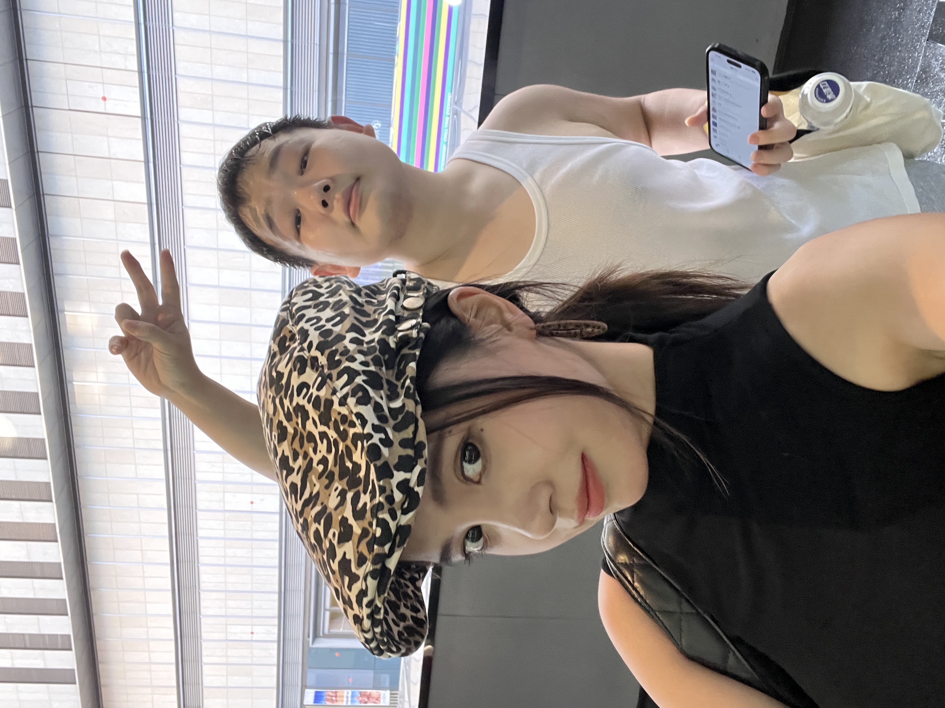 朋友问“开特斯拉的女生都很酷吗？” 酷当然酷 但也可以很温柔～
提特斯拉已经一年了 没出过险
我还是很喜欢有怀挡的感觉（毕竟我很喜欢做长💅
在武汉开车必须路判要快准狠 再有特斯拉的加持
真的开起车来真无敌了
武汉经常节假日封路 结果走到乡村桥墩。。
不过我对我的🚗太了解了 大概目视了下调整后就开过去
没下车 全程不到十几秒 后面的车直接看傻了
其实女司机开车不差 只是对这个敏不敏感
ps：特斯拉拍饮料🥤真的太美了!!
	
#modely #model3
#开车当然要记录 #手握方向盘的女孩
#车内拍照 #我的生活碎片 @帕帕小公主