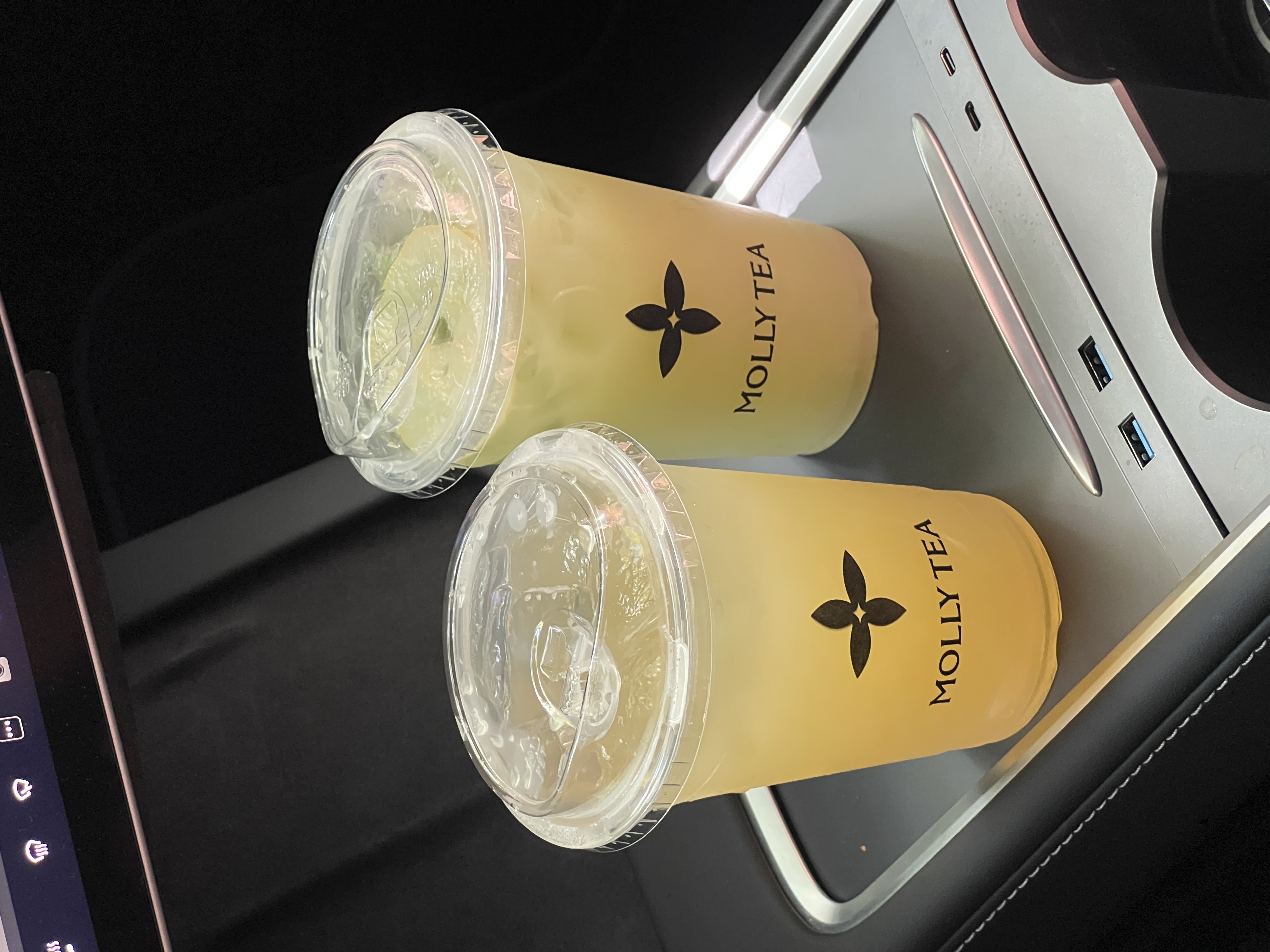 朋友问“开特斯拉的女生都很酷吗？” 酷当然酷 但也可以很温柔～
提特斯拉已经一年了 没出过险
我还是很喜欢有怀挡的感觉（毕竟我很喜欢做长💅
在武汉开车必须路判要快准狠 再有特斯拉的加持
真的开起车来真无敌了
武汉经常节假日封路 结果走到乡村桥墩。。
不过我对我的🚗太了解了 大概目视了下调整后就开过去
没下车 全程不到十几秒 后面的车直接看傻了
其实女司机开车不差 只是对这个敏不敏感
ps：特斯拉拍饮料🥤真的太美了!!
	
#modely #model3
#开车当然要记录 #手握方向盘的女孩
#车内拍照 #我的生活碎片 @帕帕小公主