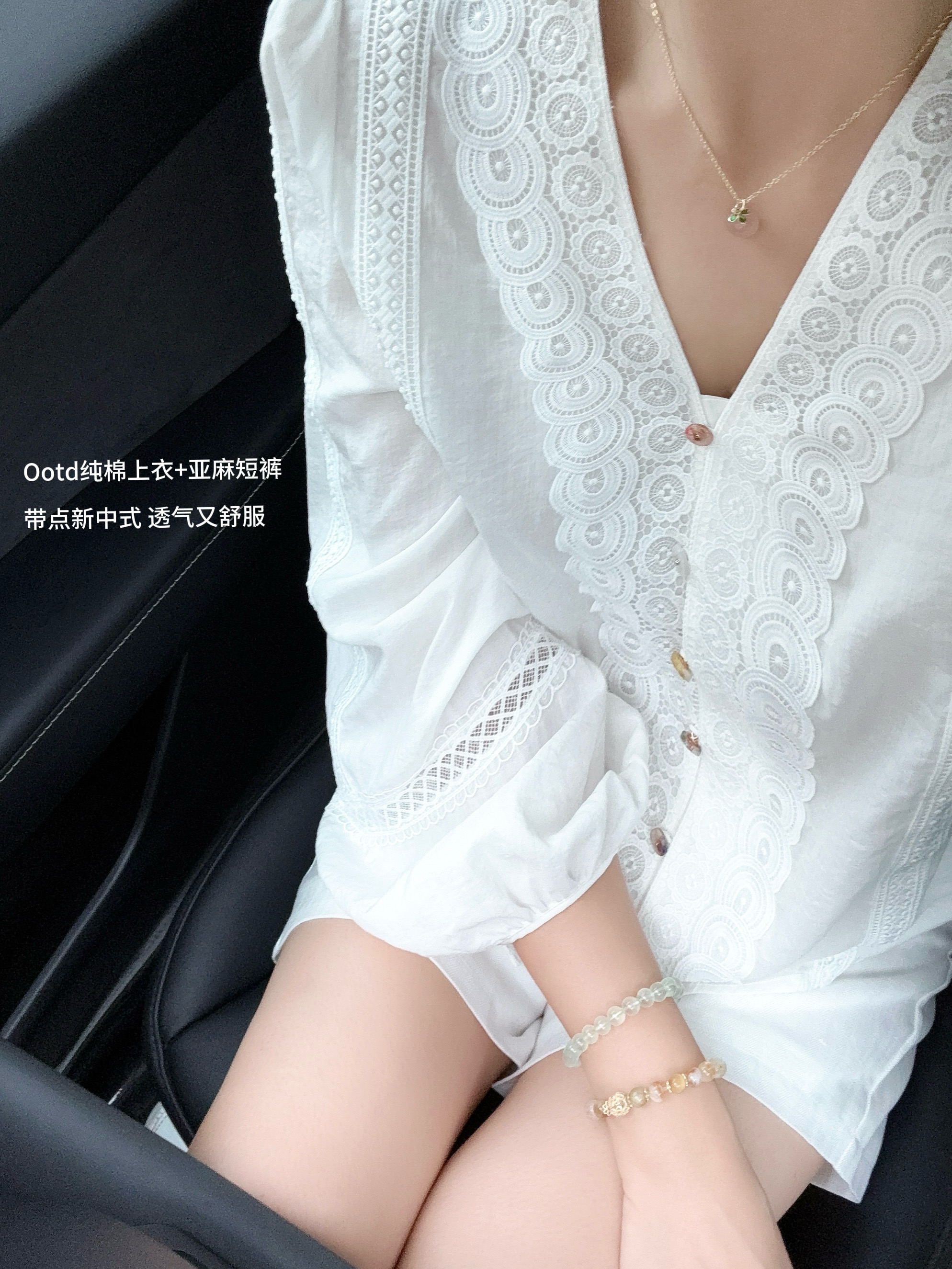 30+女车主爱用车载|香气和平安寓意赢麻了 30+,刻在中国人骨子的喜爱开始觉醒💕
一代人有一代人的平安符🚗
作为买了十几款车载香薰的女车主,
我宣布:花西子平安扣车载香氛荣登年度坠佳👏
😭之前买的那个还没稀罕够就被闺蜜薅走了!
最后还是没忍住又回购了一个!
银色圆润的平安扣温润如玉,一整个高级耐看,
背面的“吉”字雕花细节超精致✨
忍不住感叹:花西子真的把中式美学玩明白了!
可夹可挂随意切换,拆下来挂包上就是国风配饰~
“外圆见天地,内圆佑人和,出入护平安”,
精致的礼盒送朋友送长辈都不要太合适🎁
平安是刻在中国人骨子里的DNA,
美好的寓意总是让人安心又踏实。
【霜落】是木质脑袋一闻就爱上的味道,
🍊清新柑橘+🪵温暖木质的融合,超适合夏天。
一上车整个人都在好闻的香气中放松下来。
每天开车都幸福感爆棚🥰
#30岁 #车内日常 #翻包记 #汽车博主 #特斯拉 #modely #女生副驾 #中式血脉觉醒 #一人一件车载好物 #平安扣 #出入平安 #花西子平安扣车载香氛 #花西子 #车载香薰 #特斯拉车载香薰 #礼物推荐 #好物分享 #新中式穿搭 #ootd #女生车里有什么 #开车必备好物 #高颜值车载好物 #提车礼物 @歪歪在成长