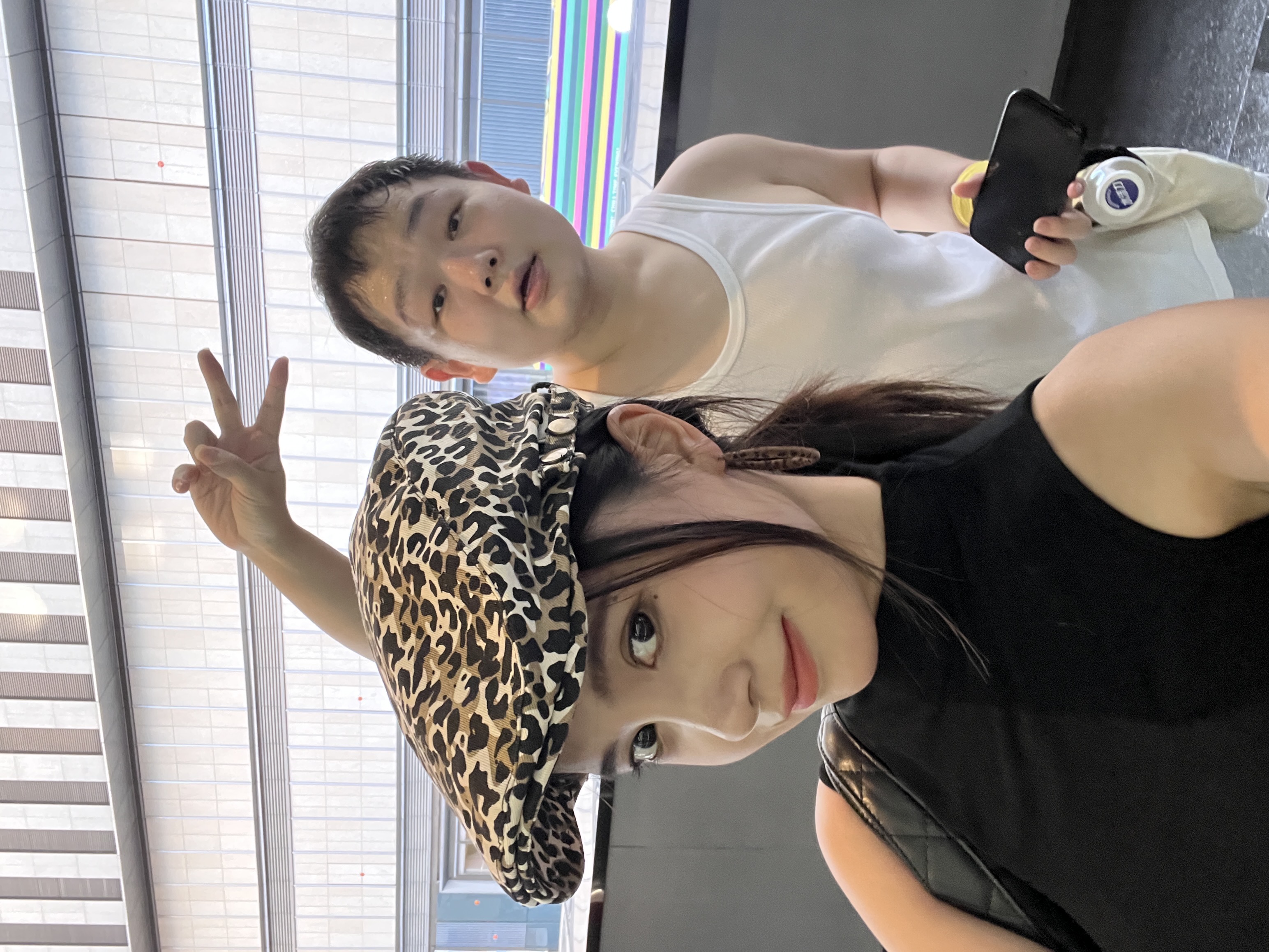 朋友问“开特斯拉的女生都很酷吗？” 酷当然酷 但也可以很温柔～
提特斯拉已经一年了 没出过险
我还是很喜欢有怀挡的感觉（毕竟我很喜欢做长💅
在武汉开车必须路判要快准狠 再有特斯拉的加持
真的开起车来真无敌了
武汉经常节假日封路 结果走到乡村桥墩。。
不过我对我的🚗太了解了 大概目视了下调整后就开过去
没下车 全程不到十几秒 后面的车直接看傻了
其实女司机开车不差 只是对这个敏不敏感
ps：特斯拉拍饮料🥤真的太美了!!
	
#modely #model3
#开车当然要记录 #手握方向盘的女孩
#车内拍照 #我的生活碎片 @帕帕小公主
