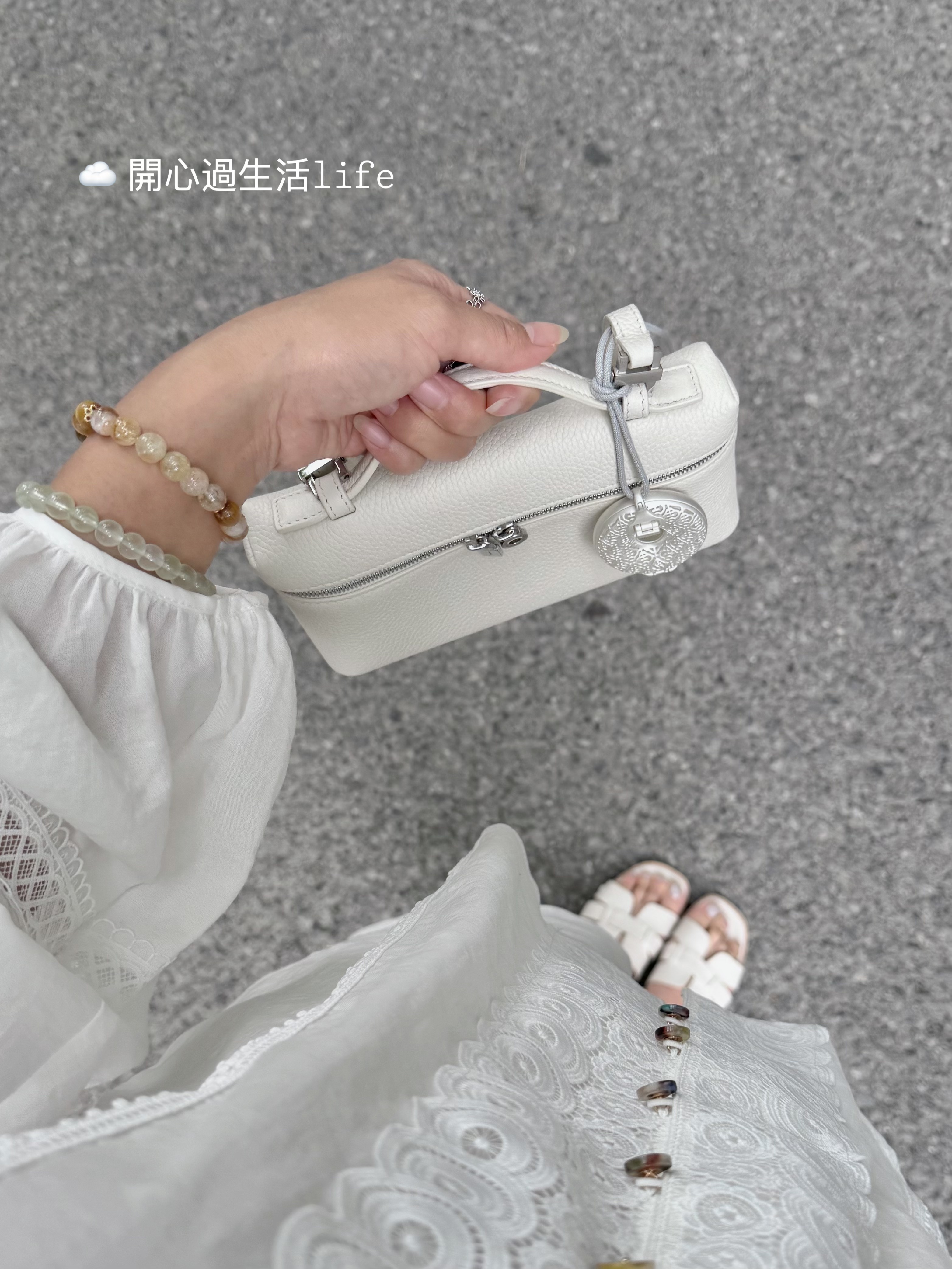 30+女车主爱用车载|香气和平安寓意赢麻了 30+,刻在中国人骨子的喜爱开始觉醒💕
一代人有一代人的平安符🚗
作为买了十几款车载香薰的女车主,
我宣布:花西子平安扣车载香氛荣登年度坠佳👏
😭之前买的那个还没稀罕够就被闺蜜薅走了!
最后还是没忍住又回购了一个!
银色圆润的平安扣温润如玉,一整个高级耐看,
背面的“吉”字雕花细节超精致✨
忍不住感叹:花西子真的把中式美学玩明白了!
可夹可挂随意切换,拆下来挂包上就是国风配饰~
“外圆见天地,内圆佑人和,出入护平安”,
精致的礼盒送朋友送长辈都不要太合适🎁
平安是刻在中国人骨子里的DNA,
美好的寓意总是让人安心又踏实。
【霜落】是木质脑袋一闻就爱上的味道,
🍊清新柑橘+🪵温暖木质的融合,超适合夏天。
一上车整个人都在好闻的香气中放松下来。
每天开车都幸福感爆棚🥰
#30岁 #车内日常 #翻包记 #汽车博主 #特斯拉 #modely #女生副驾 #中式血脉觉醒 #一人一件车载好物 #平安扣 #出入平安 #花西子平安扣车载香氛 #花西子 #车载香薰 #特斯拉车载香薰 #礼物推荐 #好物分享 #新中式穿搭 #ootd #女生车里有什么 #开车必备好物 #高颜值车载好物 #提车礼物 @歪歪在成长