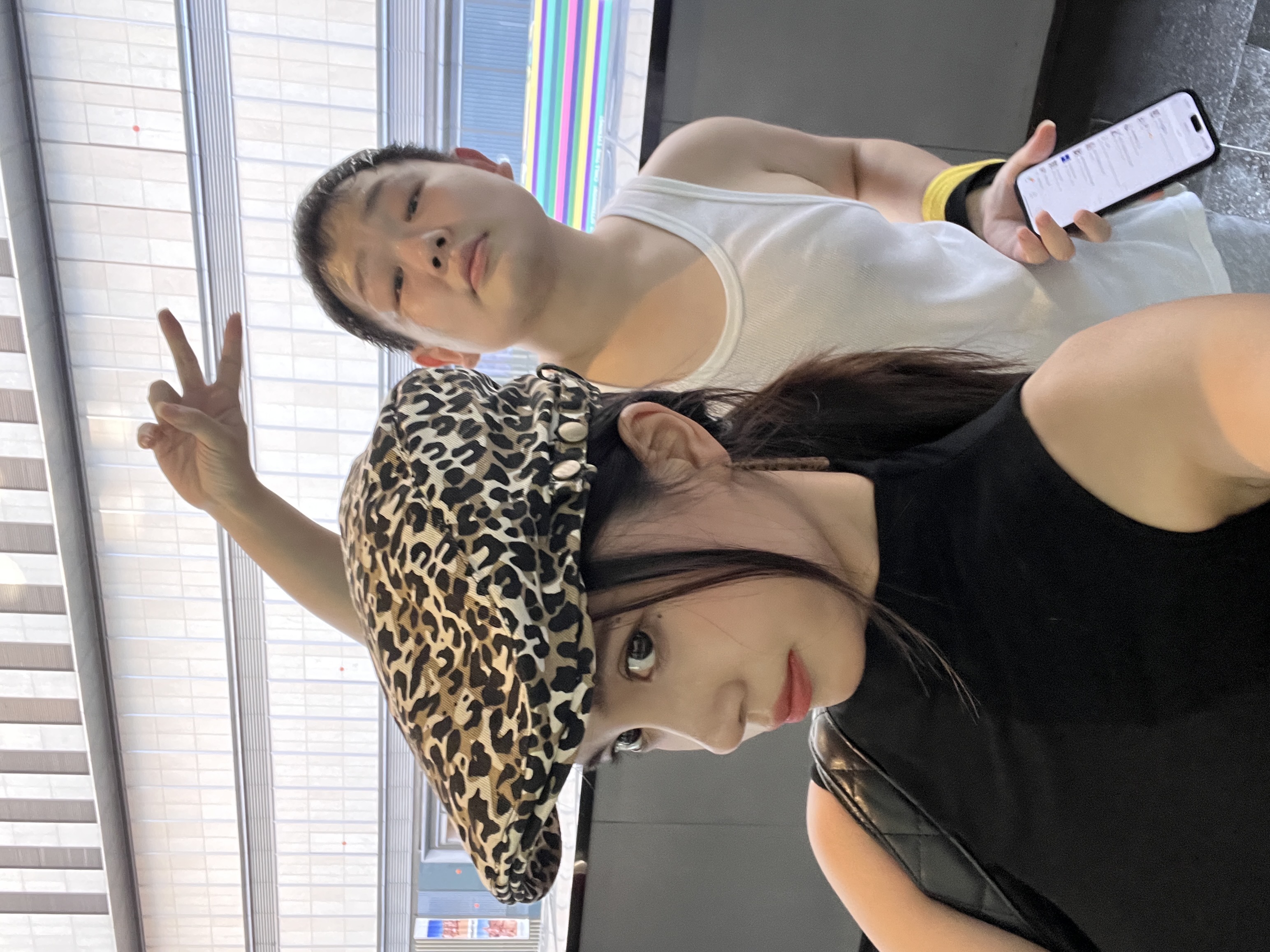 朋友问“开特斯拉的女生都很酷吗？” 酷当然酷 但也可以很温柔～
提特斯拉已经一年了 没出过险
我还是很喜欢有怀挡的感觉（毕竟我很喜欢做长💅
在武汉开车必须路判要快准狠 再有特斯拉的加持
真的开起车来真无敌了
武汉经常节假日封路 结果走到乡村桥墩。。
不过我对我的🚗太了解了 大概目视了下调整后就开过去
没下车 全程不到十几秒 后面的车直接看傻了
其实女司机开车不差 只是对这个敏不敏感
ps：特斯拉拍饮料🥤真的太美了!!
	
#modely #model3
#开车当然要记录 #手握方向盘的女孩
#车内拍照 #我的生活碎片 @帕帕小公主