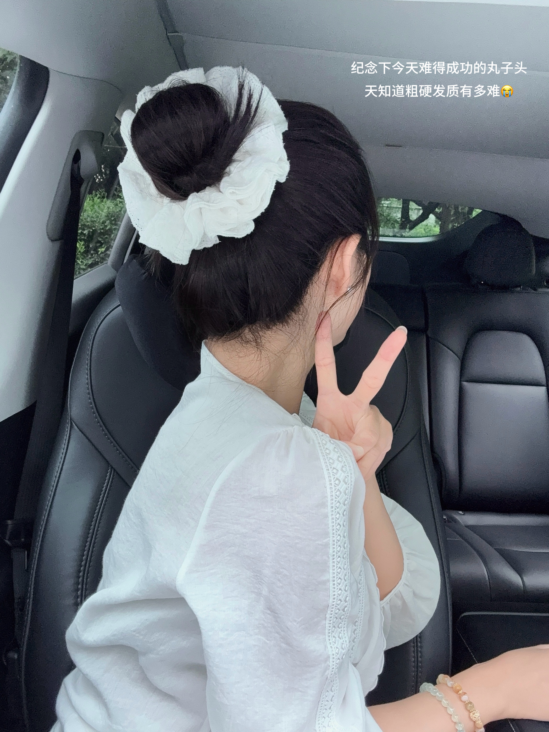 30+女车主爱用车载|香气和平安寓意赢麻了 30+,刻在中国人骨子的喜爱开始觉醒💕
一代人有一代人的平安符🚗
作为买了十几款车载香薰的女车主,
我宣布:花西子平安扣车载香氛荣登年度坠佳👏
😭之前买的那个还没稀罕够就被闺蜜薅走了!
最后还是没忍住又回购了一个!
银色圆润的平安扣温润如玉,一整个高级耐看,
背面的“吉”字雕花细节超精致✨
忍不住感叹:花西子真的把中式美学玩明白了!
可夹可挂随意切换,拆下来挂包上就是国风配饰~
“外圆见天地,内圆佑人和,出入护平安”,
精致的礼盒送朋友送长辈都不要太合适🎁
平安是刻在中国人骨子里的DNA,
美好的寓意总是让人安心又踏实。
【霜落】是木质脑袋一闻就爱上的味道,
🍊清新柑橘+🪵温暖木质的融合,超适合夏天。
一上车整个人都在好闻的香气中放松下来。
每天开车都幸福感爆棚🥰
#30岁 #车内日常 #翻包记 #汽车博主 #特斯拉 #modely #女生副驾 #中式血脉觉醒 #一人一件车载好物 #平安扣 #出入平安 #花西子平安扣车载香氛 #花西子 #车载香薰 #特斯拉车载香薰 #礼物推荐 #好物分享 #新中式穿搭 #ootd #女生车里有什么 #开车必备好物 #高颜值车载好物 #提车礼物 @歪歪在成长