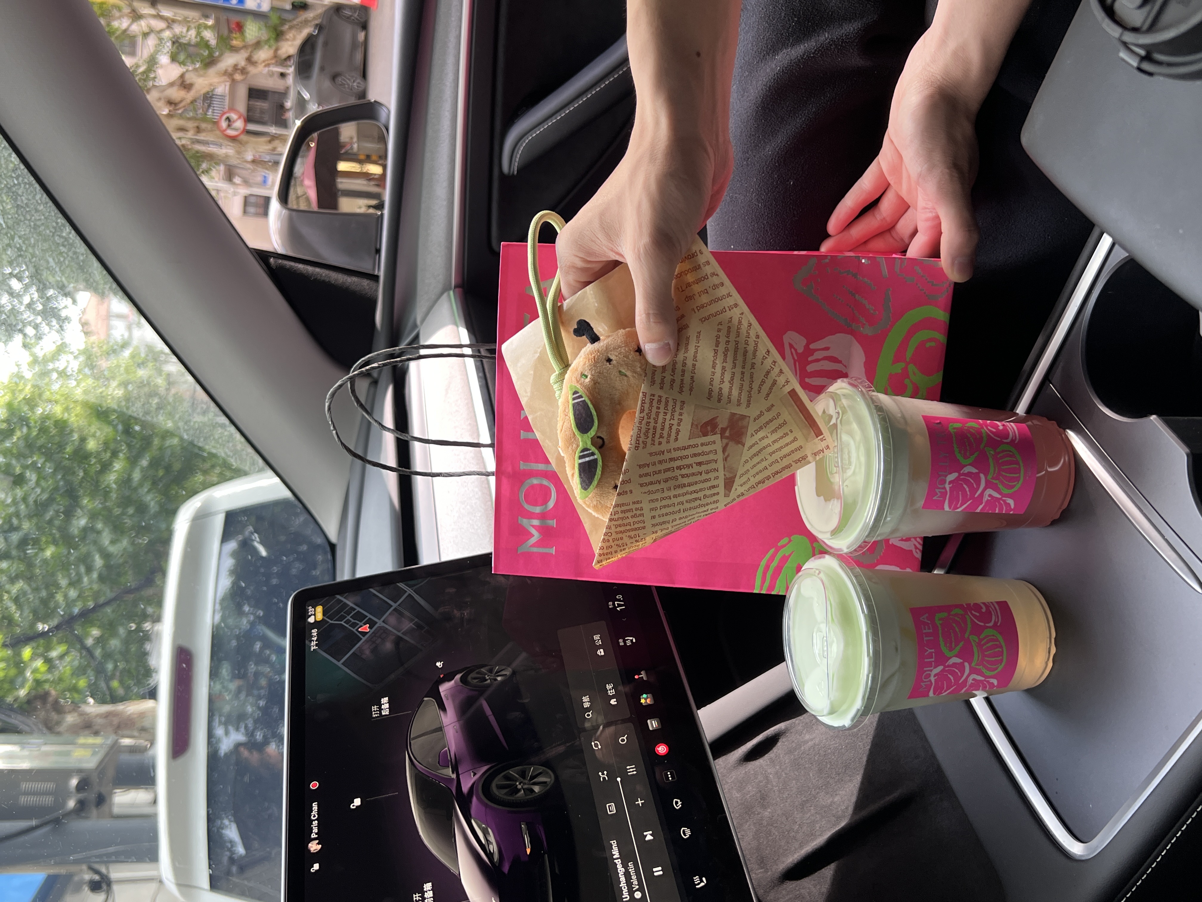 朋友问“开特斯拉的女生都很酷吗？” 酷当然酷 但也可以很温柔～
提特斯拉已经一年了 没出过险
我还是很喜欢有怀挡的感觉（毕竟我很喜欢做长💅
在武汉开车必须路判要快准狠 再有特斯拉的加持
真的开起车来真无敌了
武汉经常节假日封路 结果走到乡村桥墩。。
不过我对我的🚗太了解了 大概目视了下调整后就开过去
没下车 全程不到十几秒 后面的车直接看傻了
其实女司机开车不差 只是对这个敏不敏感
ps：特斯拉拍饮料🥤真的太美了!!
	
#modely #model3
#开车当然要记录 #手握方向盘的女孩
#车内拍照 #我的生活碎片 @帕帕小公主