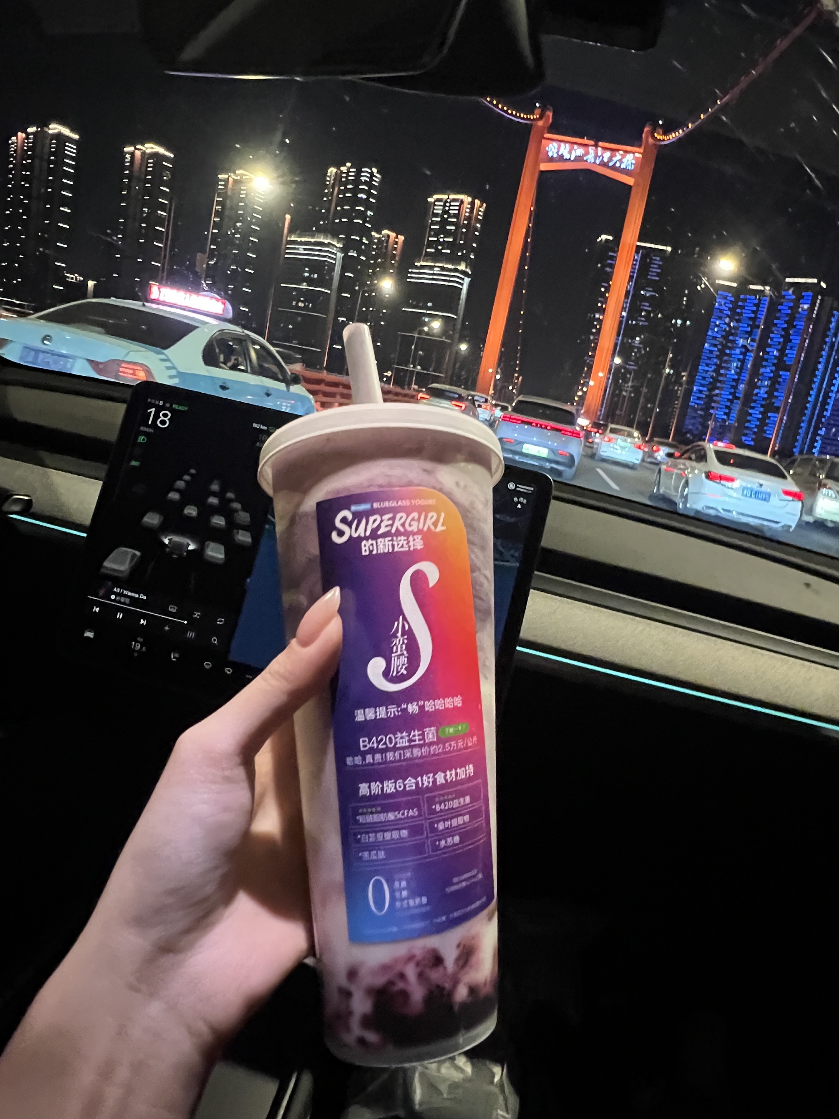 朋友问“开特斯拉的女生都很酷吗？” 酷当然酷 但也可以很温柔～
提特斯拉已经一年了 没出过险
我还是很喜欢有怀挡的感觉（毕竟我很喜欢做长💅
在武汉开车必须路判要快准狠 再有特斯拉的加持
真的开起车来真无敌了
武汉经常节假日封路 结果走到乡村桥墩。。
不过我对我的🚗太了解了 大概目视了下调整后就开过去
没下车 全程不到十几秒 后面的车直接看傻了
其实女司机开车不差 只是对这个敏不敏感
ps：特斯拉拍饮料🥤真的太美了!!
	
#modely #model3
#开车当然要记录 #手握方向盘的女孩
#车内拍照 #我的生活碎片 @帕帕小公主