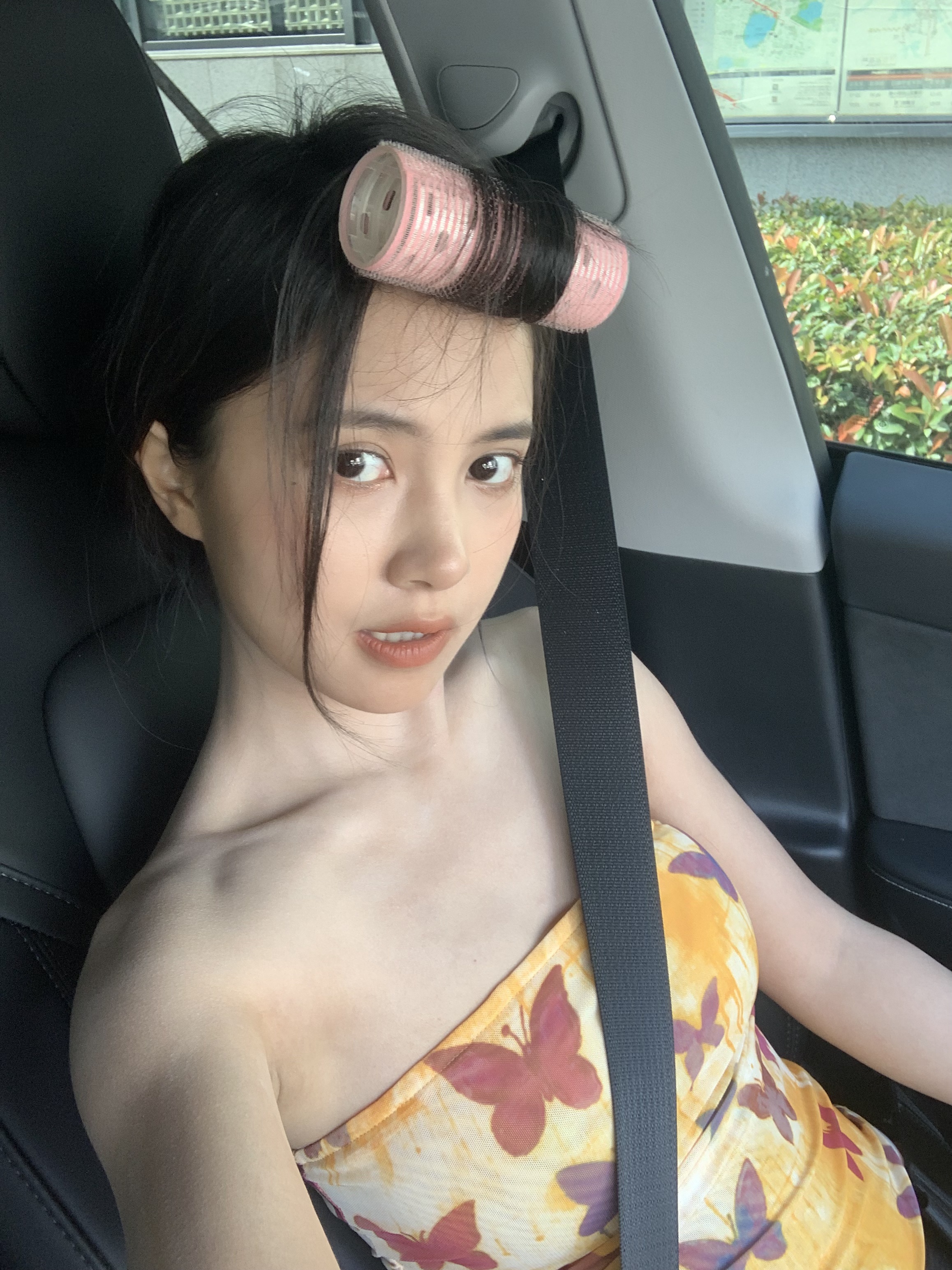 朋友问“开特斯拉的女生都很酷吗？” 酷当然酷 但也可以很温柔～
提特斯拉已经一年了 没出过险
我还是很喜欢有怀挡的感觉（毕竟我很喜欢做长💅
在武汉开车必须路判要快准狠 再有特斯拉的加持
真的开起车来真无敌了
武汉经常节假日封路 结果走到乡村桥墩。。
不过我对我的🚗太了解了 大概目视了下调整后就开过去
没下车 全程不到十几秒 后面的车直接看傻了
其实女司机开车不差 只是对这个敏不敏感
ps：特斯拉拍饮料🥤真的太美了!!
	
#modely #model3
#开车当然要记录 #手握方向盘的女孩
#车内拍照 #我的生活碎片 @帕帕小公主