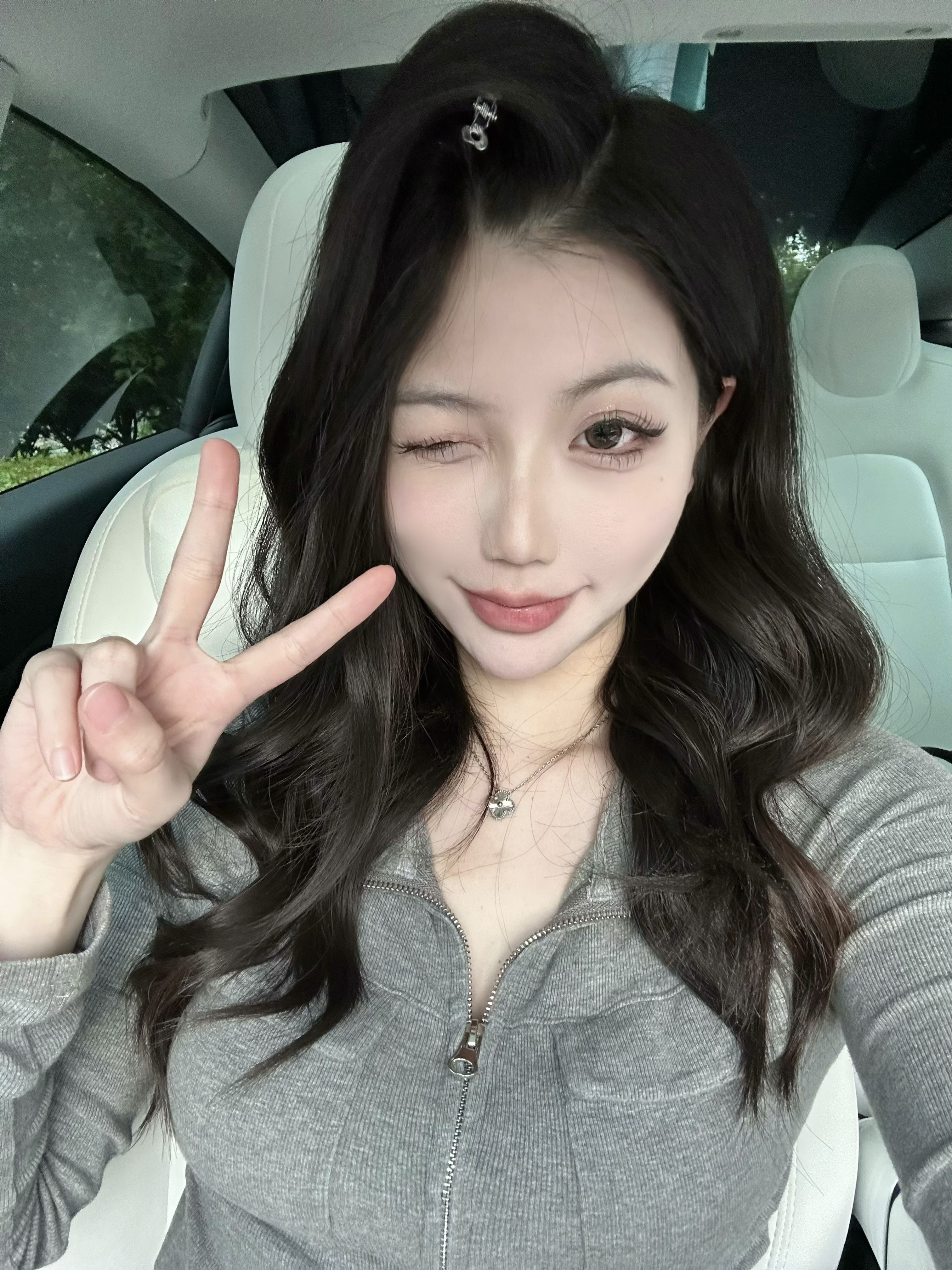 27岁|自己手握方向盘 人生才真正踩下电门 ◾️提车不知不觉过去三年了，
这三年，我把特斯拉开成了我的“成长加速器”
三年前，我握着新车钥匙手心冒汗；
三年后，我和它闯过高原、淋过大雨、载过梦想，原来所谓成长，就是敢把方向牢牢抓在自己手里。
	
◾️当我第一次独自开它上高速，手脚冰凉，反复确认AP按钮
——它教会我：敢于信任科技，也是信任自己的判断
	
当它被吐槽“单踏板反人类”，我咬牙练到肌肉记忆，如今人车一体游走胡同，每天踩着电门快速倒车入库
——它教会我：跳出舒适区的技能，终会成为你的铠甲
	
◾️27岁才敢承认：
这三年‘零出险’记录，才是我的隐形成年礼
24岁新手期战战兢兢，窄路观望了十几分钟不敢变道
25岁第一次独自开长途，全程暴雨服务区充电时害怕到落泪
26岁在早高峰高架上淡定处理加塞，甚至能分心听财经新闻
车技进阶的本质，是学会对风险负责——
对道路负责，也对27岁更清醒的自己负责。
	
◾️车是工具，也是宣言：
只有自己手握方向盘，人生才真正踩下电门。
女性值得掌控感，而非被定义的安全感。
	
#特斯拉女孩 #女性成长 #特斯拉model3 #女车主日记 #掌控自己的人生 #车内自拍 #电车真香#换车的尽头是电车  #白色内饰 #手握方向盘的女孩 @萱萱咪