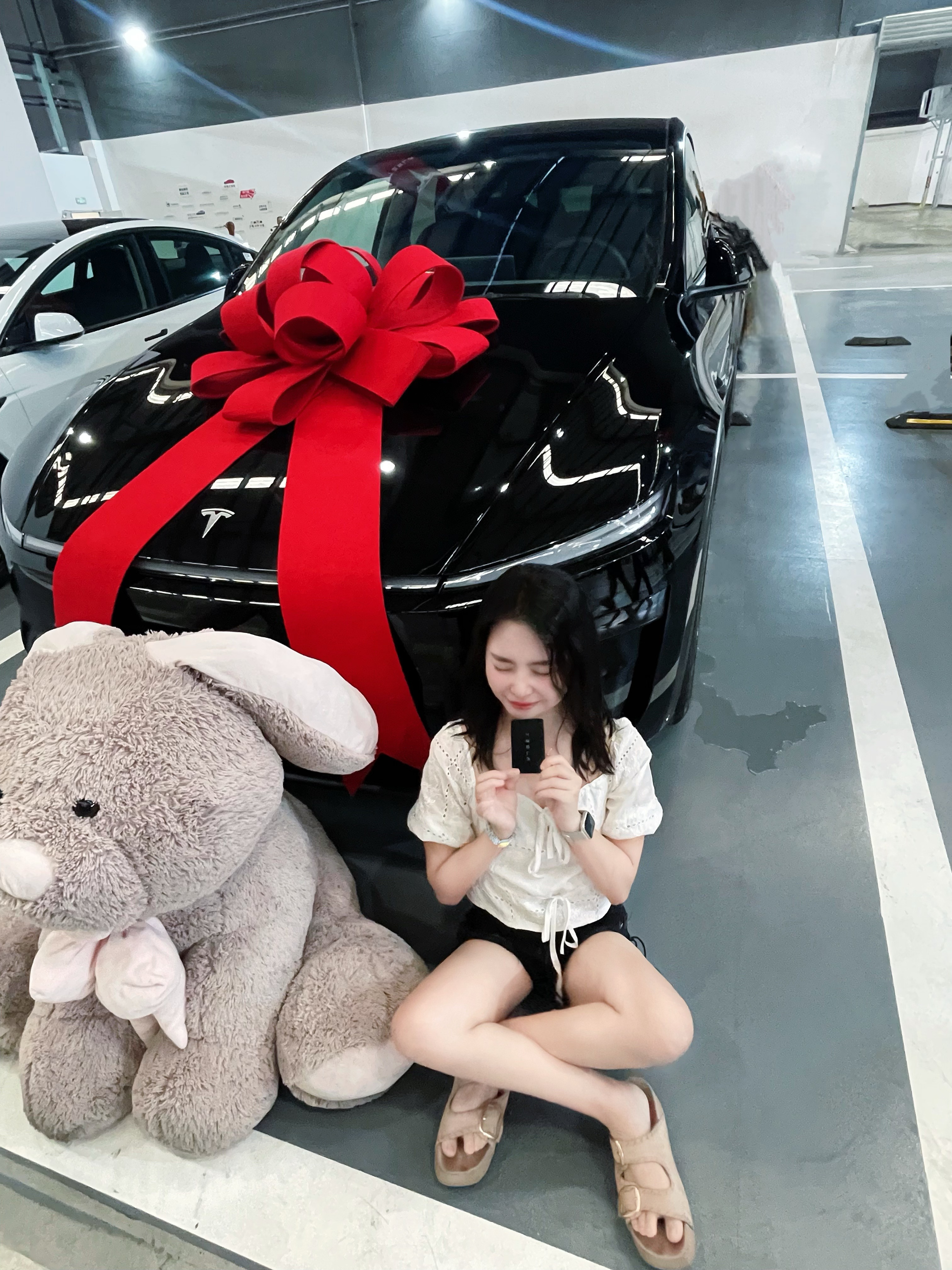 恭喜特斯拉🎉今天又多了一位可爱女车主！！ 真的超好开！试驾之后火速订车！
黑色的新Y太🆒了！越看越喜欢～
不得不说今天交付中心人也太太太多了…
#特别心动的车 #提车仪式 #modely#喜提新车 #特斯拉#提车快乐 @西恩路不路