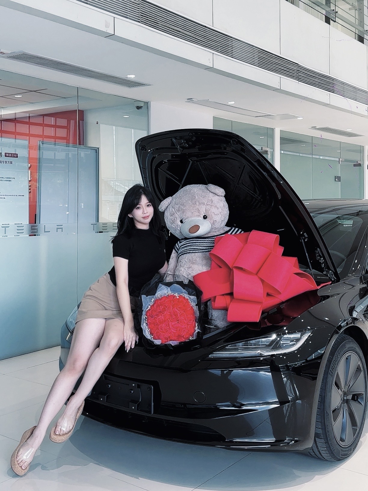 舞蹈老师，终于把特斯拉Model3提回家啦！💃🏻 😘从舞蹈教室到驾驶座舱，人生的下一站旅途是——特斯拉女孩！🚗 今天终于把我心爱的“黑武士”Model 3开回家了，激动到手心冒汗！
	
提车流程也给大家整理好啦👇
1️⃣ 定金 & 等待：线上下单，💰1000定金锁车。然后就是等待，十日超快提车🚗💨
2️⃣ 匹配 & 付款：客服通知付尾款啦~ 我选择了线上支付，很方便。 资金紧缺也可以提车当天付尾款哦～
3️⃣ 买保险 & 预约：提车前一天办好保险，瞬间有了安全感！🧡
4️⃣ 提车日！：带上身份证直奔交付中心。看到它安安静静等我的那一刻，真的疯狂心动！💓
	
🙋为什么最终是它？
· 颜值即正义：流畅的线条就像舞者的身体，充满力量与美感，黑外黑内简直又酷又飒！
· 成本可控：再也不用看着油价焦虑了，舞蹈课排得再满，充电的费用也毫无压力～👍
· 智能简约：超爱这个极简内饰，去掉所有多余，只留最纯粹的美。
	
✨车车信息✨
▪️车型：Model 3 后轮驱动版
▪️颜色：黑色车漆 + 黑色内饰
▪️选配：18英寸光子轮毂
▪️落地价：💰22万➕
---
#特斯拉提车 #特斯拉model3 #适合女生开的车 #新能源汽车 #特斯拉车主 #提车日记 #舞蹈老师 #提车日记 @舞特拉小姐姐