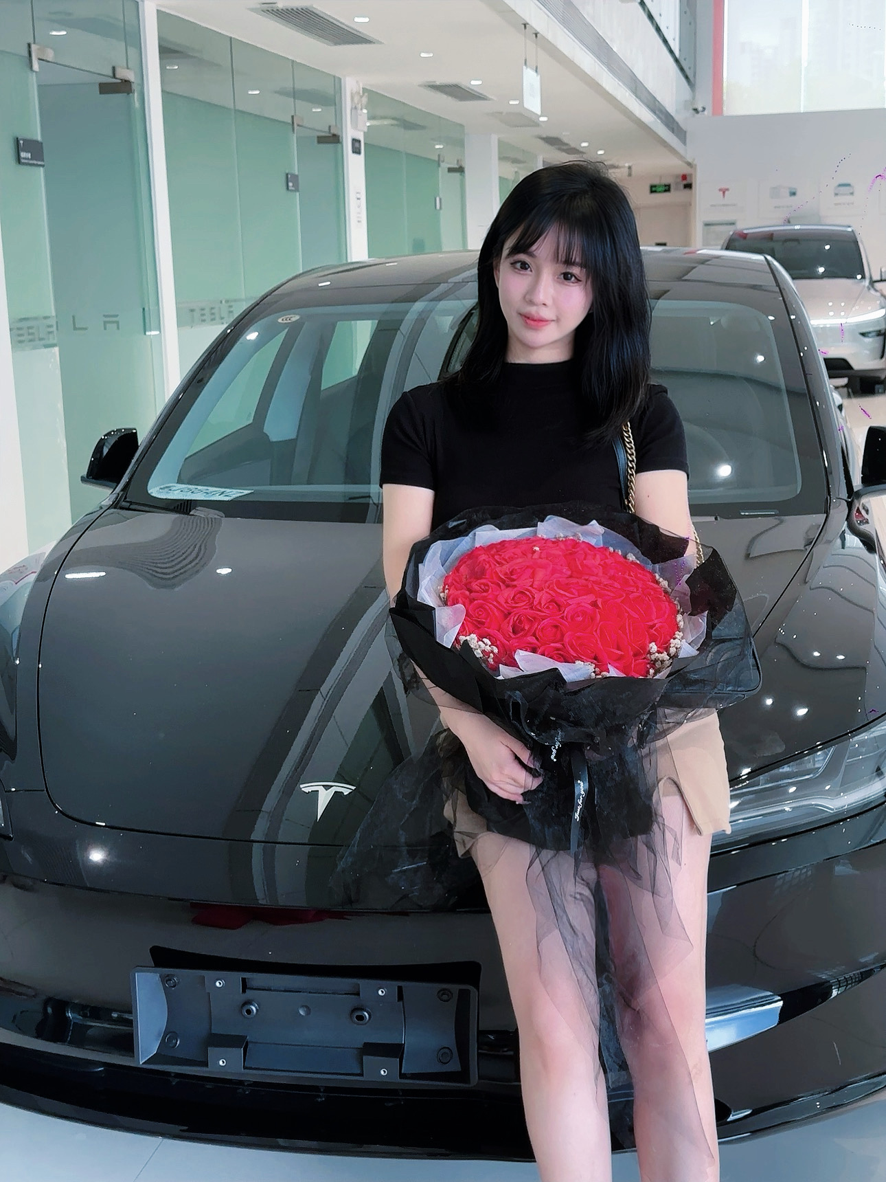 舞蹈老师，终于把特斯拉Model3提回家啦！💃🏻 😘从舞蹈教室到驾驶座舱，人生的下一站旅途是——特斯拉女孩！🚗 今天终于把我心爱的“黑武士”Model 3开回家了，激动到手心冒汗！
	
提车流程也给大家整理好啦👇
1️⃣ 定金 & 等待：线上下单，💰1000定金锁车。然后就是等待，十日超快提车🚗💨
2️⃣ 匹配 & 付款：客服通知付尾款啦~ 我选择了线上支付，很方便。 资金紧缺也可以提车当天付尾款哦～
3️⃣ 买保险 & 预约：提车前一天办好保险，瞬间有了安全感！🧡
4️⃣ 提车日！：带上身份证直奔交付中心。看到它安安静静等我的那一刻，真的疯狂心动！💓
	
🙋为什么最终是它？
· 颜值即正义：流畅的线条就像舞者的身体，充满力量与美感，黑外黑内简直又酷又飒！
· 成本可控：再也不用看着油价焦虑了，舞蹈课排得再满，充电的费用也毫无压力～👍
· 智能简约：超爱这个极简内饰，去掉所有多余，只留最纯粹的美。
	
✨车车信息✨
▪️车型：Model 3 后轮驱动版
▪️颜色：黑色车漆 + 黑色内饰
▪️选配：18英寸光子轮毂
▪️落地价：💰22万➕
---
#特斯拉提车 #特斯拉model3 #适合女生开的车 #新能源汽车 #特斯拉车主 #提车日记 #舞蹈老师 #提车日记 @舞特拉小姐姐