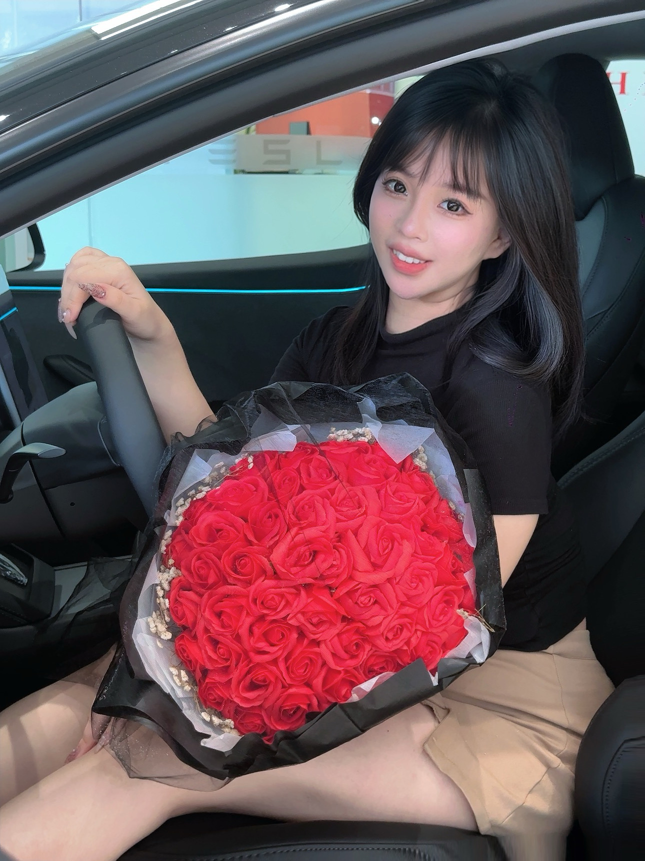 舞蹈老师，终于把特斯拉Model3提回家啦！💃🏻 😘从舞蹈教室到驾驶座舱，人生的下一站旅途是——特斯拉女孩！🚗 今天终于把我心爱的“黑武士”Model 3开回家了，激动到手心冒汗！
	
提车流程也给大家整理好啦👇
1️⃣ 定金 & 等待：线上下单，💰1000定金锁车。然后就是等待，十日超快提车🚗💨
2️⃣ 匹配 & 付款：客服通知付尾款啦~ 我选择了线上支付，很方便。 资金紧缺也可以提车当天付尾款哦～
3️⃣ 买保险 & 预约：提车前一天办好保险，瞬间有了安全感！🧡
4️⃣ 提车日！：带上身份证直奔交付中心。看到它安安静静等我的那一刻，真的疯狂心动！💓
	
🙋为什么最终是它？
· 颜值即正义：流畅的线条就像舞者的身体，充满力量与美感，黑外黑内简直又酷又飒！
· 成本可控：再也不用看着油价焦虑了，舞蹈课排得再满，充电的费用也毫无压力～👍
· 智能简约：超爱这个极简内饰，去掉所有多余，只留最纯粹的美。
	
✨车车信息✨
▪️车型：Model 3 后轮驱动版
▪️颜色：黑色车漆 + 黑色内饰
▪️选配：18英寸光子轮毂
▪️落地价：💰22万➕
---
#特斯拉提车 #特斯拉model3 #适合女生开的车 #新能源汽车 #特斯拉车主 #提车日记 #舞蹈老师 #提车日记 @舞特拉小姐姐