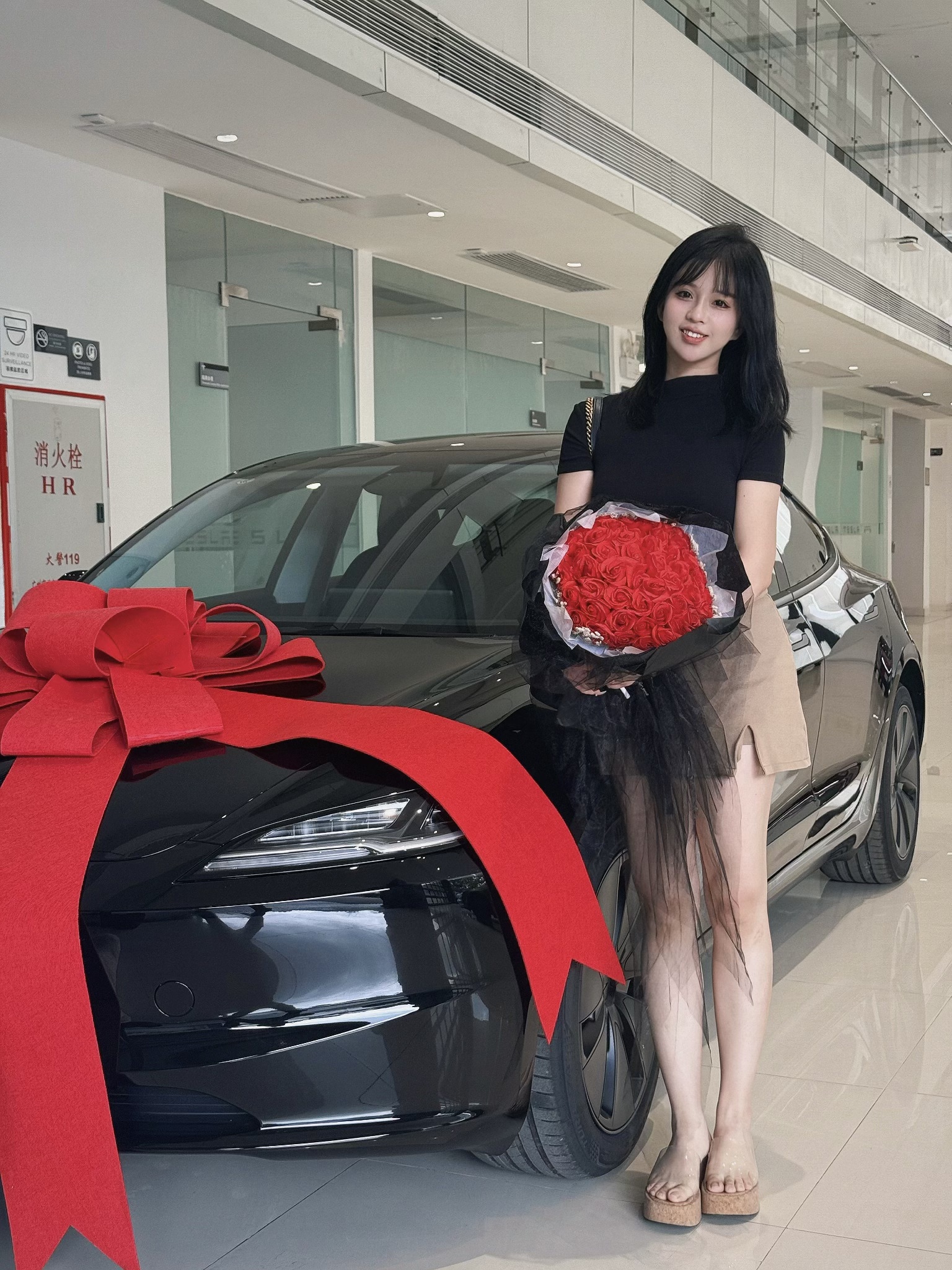 舞蹈老师，终于把特斯拉Model3提回家啦！💃🏻 😘从舞蹈教室到驾驶座舱，人生的下一站旅途是——特斯拉女孩！🚗 今天终于把我心爱的“黑武士”Model 3开回家了，激动到手心冒汗！
	
提车流程也给大家整理好啦👇
1️⃣ 定金 & 等待：线上下单，💰1000定金锁车。然后就是等待，十日超快提车🚗💨
2️⃣ 匹配 & 付款：客服通知付尾款啦~ 我选择了线上支付，很方便。 资金紧缺也可以提车当天付尾款哦～
3️⃣ 买保险 & 预约：提车前一天办好保险，瞬间有了安全感！🧡
4️⃣ 提车日！：带上身份证直奔交付中心。看到它安安静静等我的那一刻，真的疯狂心动！💓
	
🙋为什么最终是它？
· 颜值即正义：流畅的线条就像舞者的身体，充满力量与美感，黑外黑内简直又酷又飒！
· 成本可控：再也不用看着油价焦虑了，舞蹈课排得再满，充电的费用也毫无压力～👍
· 智能简约：超爱这个极简内饰，去掉所有多余，只留最纯粹的美。
	
✨车车信息✨
▪️车型：Model 3 后轮驱动版
▪️颜色：黑色车漆 + 黑色内饰
▪️选配：18英寸光子轮毂
▪️落地价：💰22万➕
---
#特斯拉提车 #特斯拉model3 #适合女生开的车 #新能源汽车 #特斯拉车主 #提车日记 #舞蹈老师 #提车日记 @舞特拉小姐姐