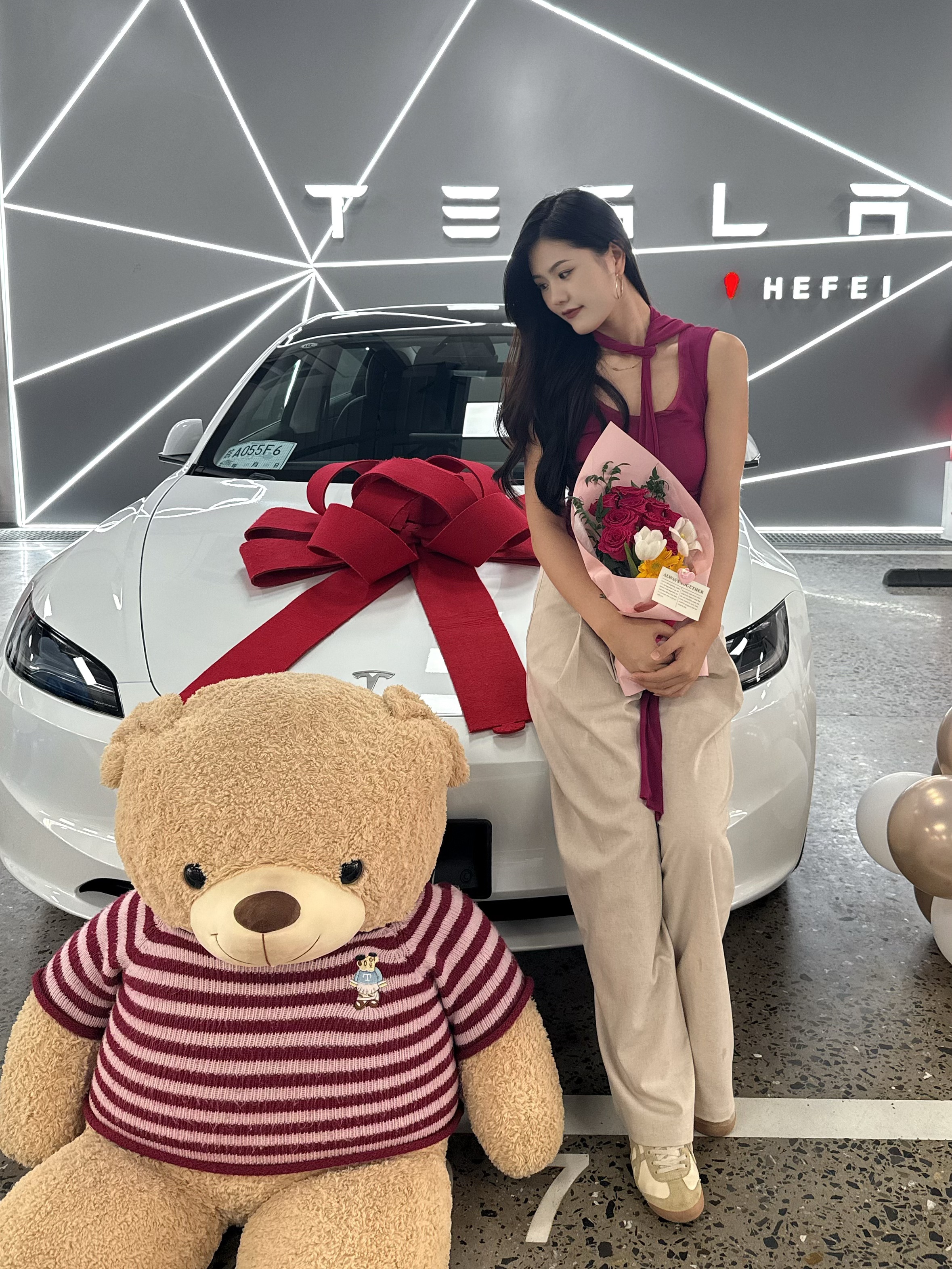 路上又多了一位特斯拉女车主 终于在九月初提上我心心念念的爱车了，算是首批带有转向拨杆的焕新3，但是听说下个月又有前摄像头了，不得不说电车现在太卷了，更新换代太快了，不过秉承的早买早享受，也无所谓了！提车半个月了。不得不说操控感真的很好很丝滑，脚上动作就像平时骑电动车拧电门一样很好操控，但是颠也是真的颠，帅也是真的帅啊，家里能装家充的真的可以无脑冲电车，给家里整个家充别提有多香！充了两次20到100共计花费21块，四舍五入等于不要钱啊！别的车也很好，但是我的最爱那必须是特斯拉！#model3 #我的小车车 #特别心动的车 #提车日记 @邱神秘