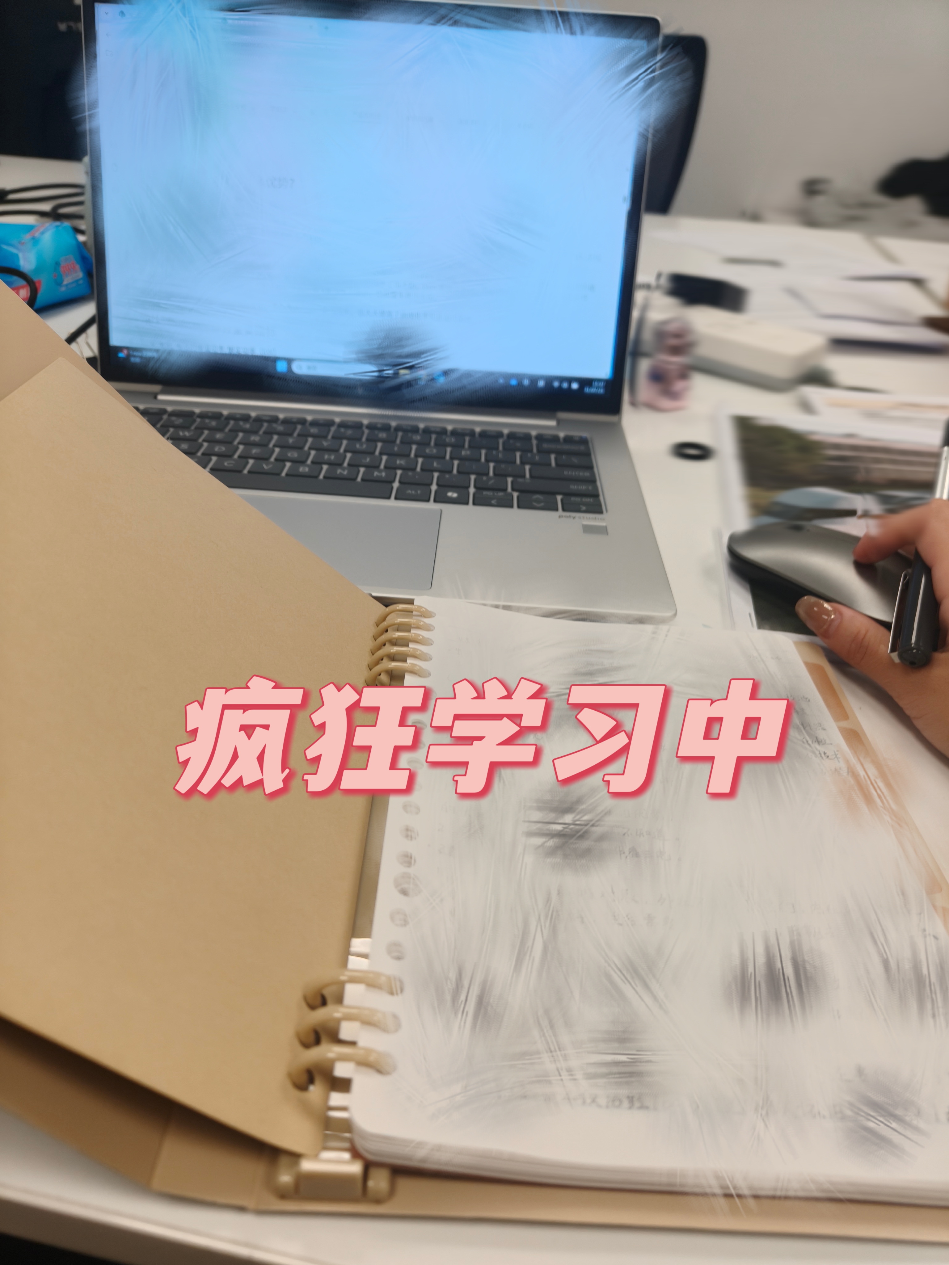 03年女大学生勇闯特斯拉的一天 #model3 #modely #特斯拉提车
投了大半年的简历终于入职啦❗👻👻👻
特斯拉实习Day1正式加载~🚗🚗🚗
推开大门就被科技感戳中，展厅里的车车帅到移不开眼～但坐下打开电脑瞬间，看着前辈们流畅处理工作，突然有点小紧张——新术语要记、流程要捋，感觉脑子在飞速“充电”⚡。
超级超级想快速融入🥺
大家都花了多长时间进入状态的🥴
我已经迫不及待拿下人生的第一个订单啦🤤🤤
#打工日记 #特别心动的车 @特斯拉Tesla|华华