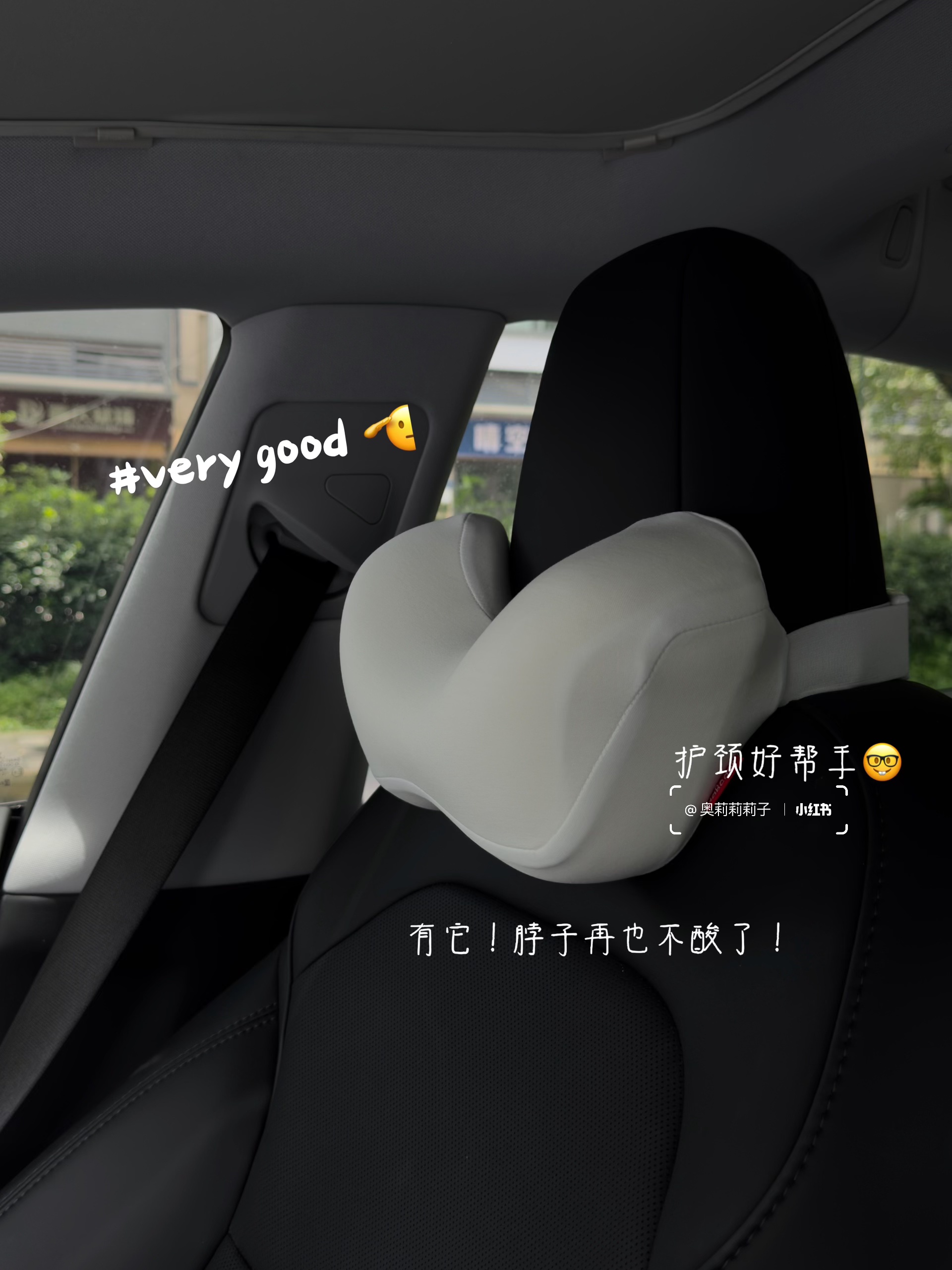 特斯拉女车主私藏✨ 可爱与实用的车载好物🚗 之前总有人说特斯拉内饰像 “毛坯房”🙂‍↔️
30+姐姐偏要反向爆改！😎
靠这些私藏可爱小物
把车改成超治愈移动小窝💕
	
颜值 + 实用 + 松弛感全在线💖
通勤路上直接封神✨
再忙也要用小美好宠爱自己呀～🥳
	
🌼花花车载香薰
“一路花一路发”💰🤩！小花造型超乖🌸闺蜜上车就追着问链接
	
💐郁金香仿真花
被问超多的郁金香fafa，实则是仿真花，瞬间提升车内格调～
	
📱手机支架 ：和特斯拉完美贴合，导航再也不用手忙脚乱，“啵啵”一放稳当当，实用党狂喜！
	
🐻西高地小狗摆件
软fufu超治愈，放中控当“副驾搭子”，堵车时看它心情都变好
	
🎀Kitty 摇头摆件
阳光下的小甜妹组合！
一粉一红超吸睛，少女心爆棚🌸
	
💺护颈好帮手
开车久坐脖子酸？不存在的！
支撑力 max + 奶白云朵造型☁舒适度 & 颜值双在线
	
🎀粉粉嫩嫩水杯
像给杯子穿件 “小礼服”🥛喝水仪式感直接拉满～
粉糯糯配色超戳少女心
	
🌞特斯拉遮阳帘
车主必备！不管啥季节，有它车内立马降温，再也不怕晒成 “黑煤球”
	
🐶飞行员小狗纸巾盒
可爱 + 实用双 buff🐕挂后座当“小乘客”，实用又萌～
	
这些小登西往车上一摆
特斯拉直接变身移动可爱城堡🏰
实用又能装点氛围，特斯拉车友们快抄作业！
	
#RCC看车节 #成都车展 #不止看车更看生活#特斯拉 #车载好物 #女生车里有什么 #我爱我的车搭子 #女生车饰 #一人一件车载好物 #氛围感车内饰 #特斯拉车主 #Tesla #汽车好物 #提升车内氛围 #车载好物 #汽车博主 #model3 #车载香薰推荐 #车内好物推荐 #车内高颜值好物 #开车必备 #车内必备好物 @奥莉莉莉子