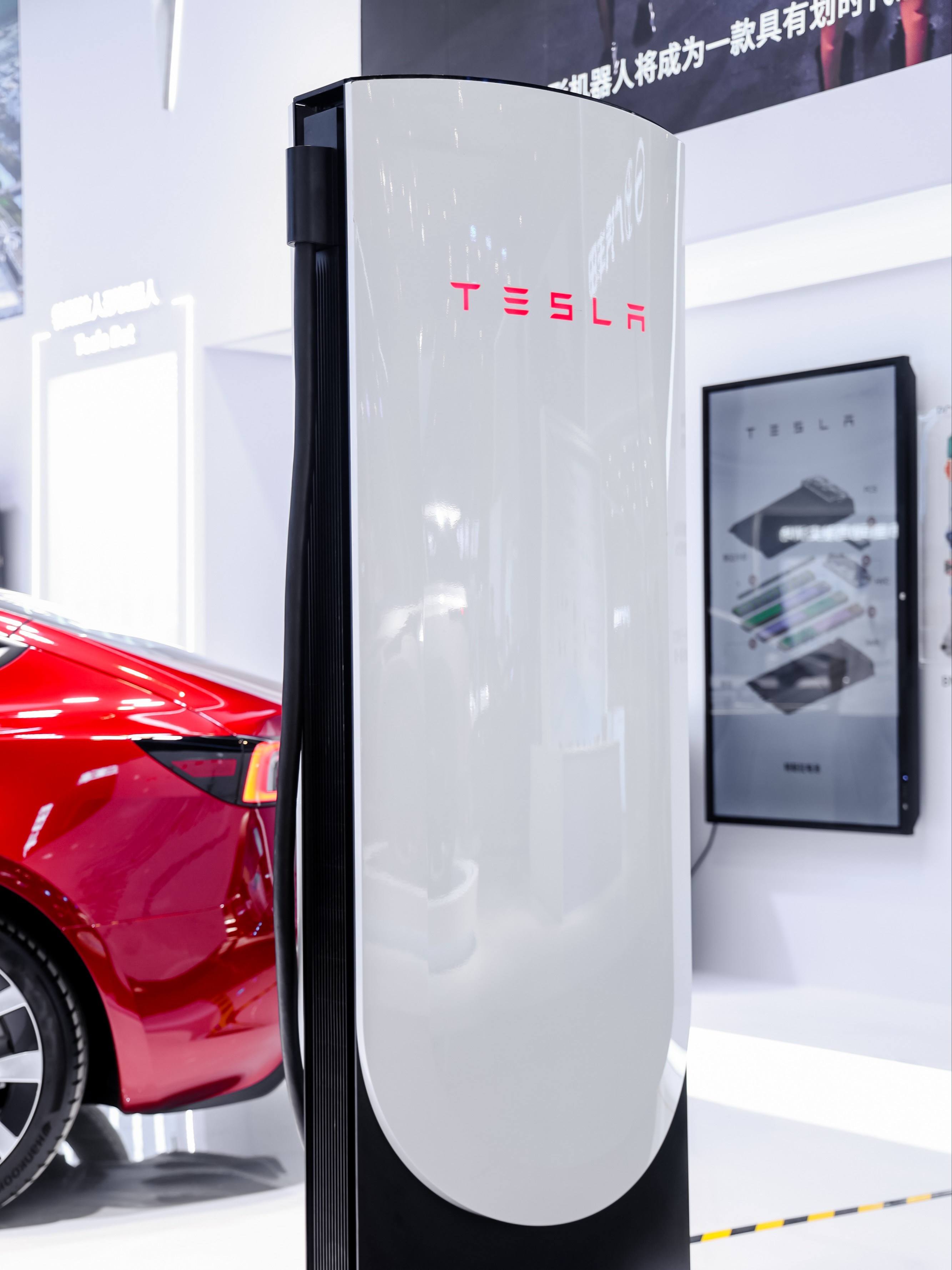 2025中国工博会 | 特斯拉喊你来打卡！📢 世界标杆，中国智造💡
特斯拉携众多明星产品亮相#2025中国工博会
	
Model Y L在上海展会首秀[哇R]
赛博越野旅行车持续惊艳
	
人形机器人技术与车同源🤖
预计5年内实现年产100万台
	
特斯拉能耗管理的“秘密武器”
电驱与电池系统齐登场🔋
……
	
世界标杆产品的背后，体现的是特斯拉在生产制造领域积累的长期优势⚙️
	
即日起至9月27日
上海国家会展中心二层📍智行未来展区
共同品鉴特斯拉的硬核工业设计📐
	
关注@TeslaAI 开启AI新世界
解锁更多AI黑科技🦾 @特斯拉
