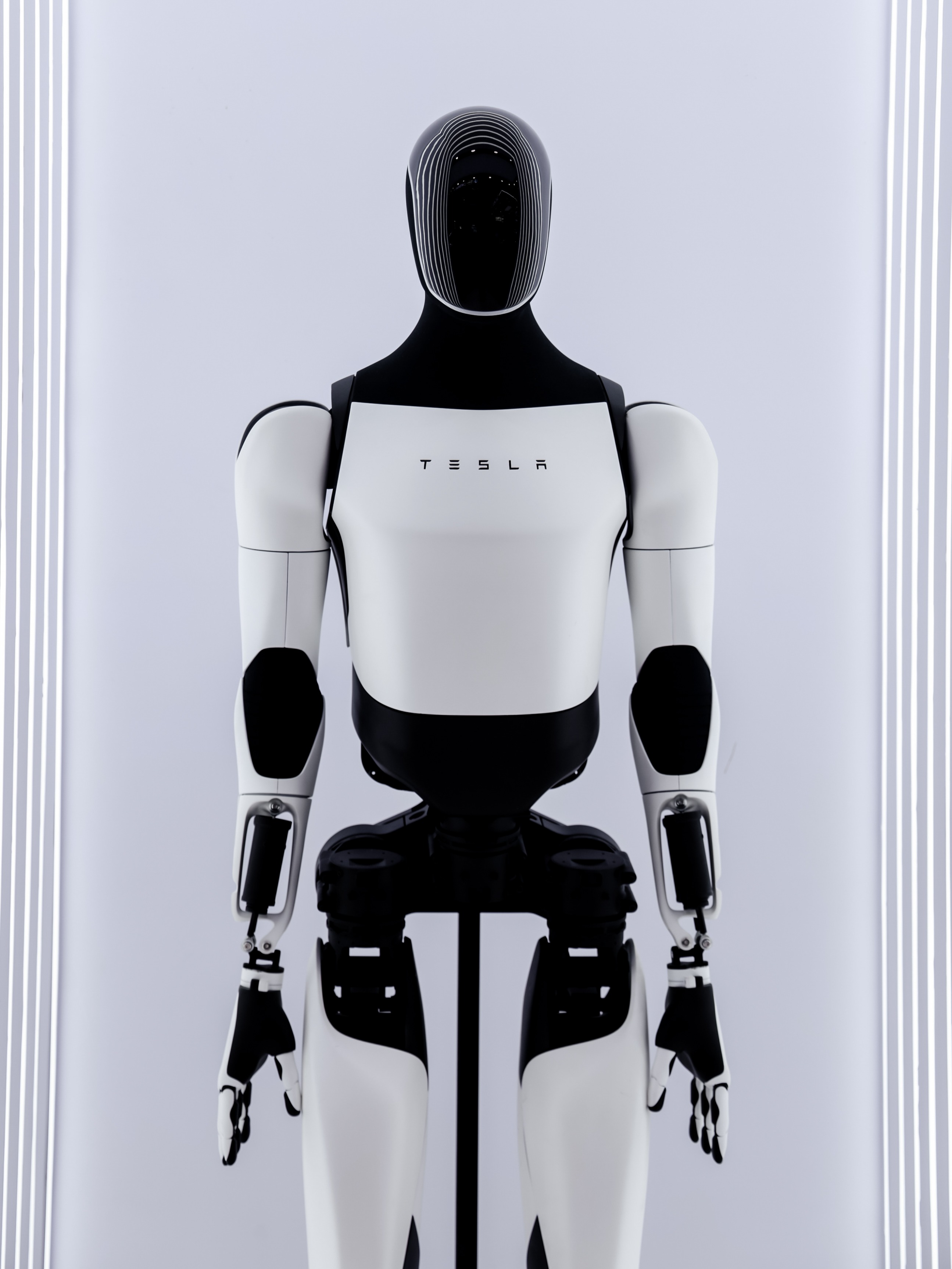 2025中国工博会 | 特斯拉喊你来打卡！📢 世界标杆，中国智造💡
特斯拉携众多明星产品亮相#2025中国工博会
	
Model Y L在上海展会首秀[哇R]
赛博越野旅行车持续惊艳
	
人形机器人技术与车同源🤖
预计5年内实现年产100万台
	
特斯拉能耗管理的“秘密武器”
电驱与电池系统齐登场🔋
……
	
世界标杆产品的背后，体现的是特斯拉在生产制造领域积累的长期优势⚙️
	
即日起至9月27日
上海国家会展中心二层📍智行未来展区
共同品鉴特斯拉的硬核工业设计📐
	
关注@TeslaAI 开启AI新世界
解锁更多AI黑科技🦾 @特斯拉