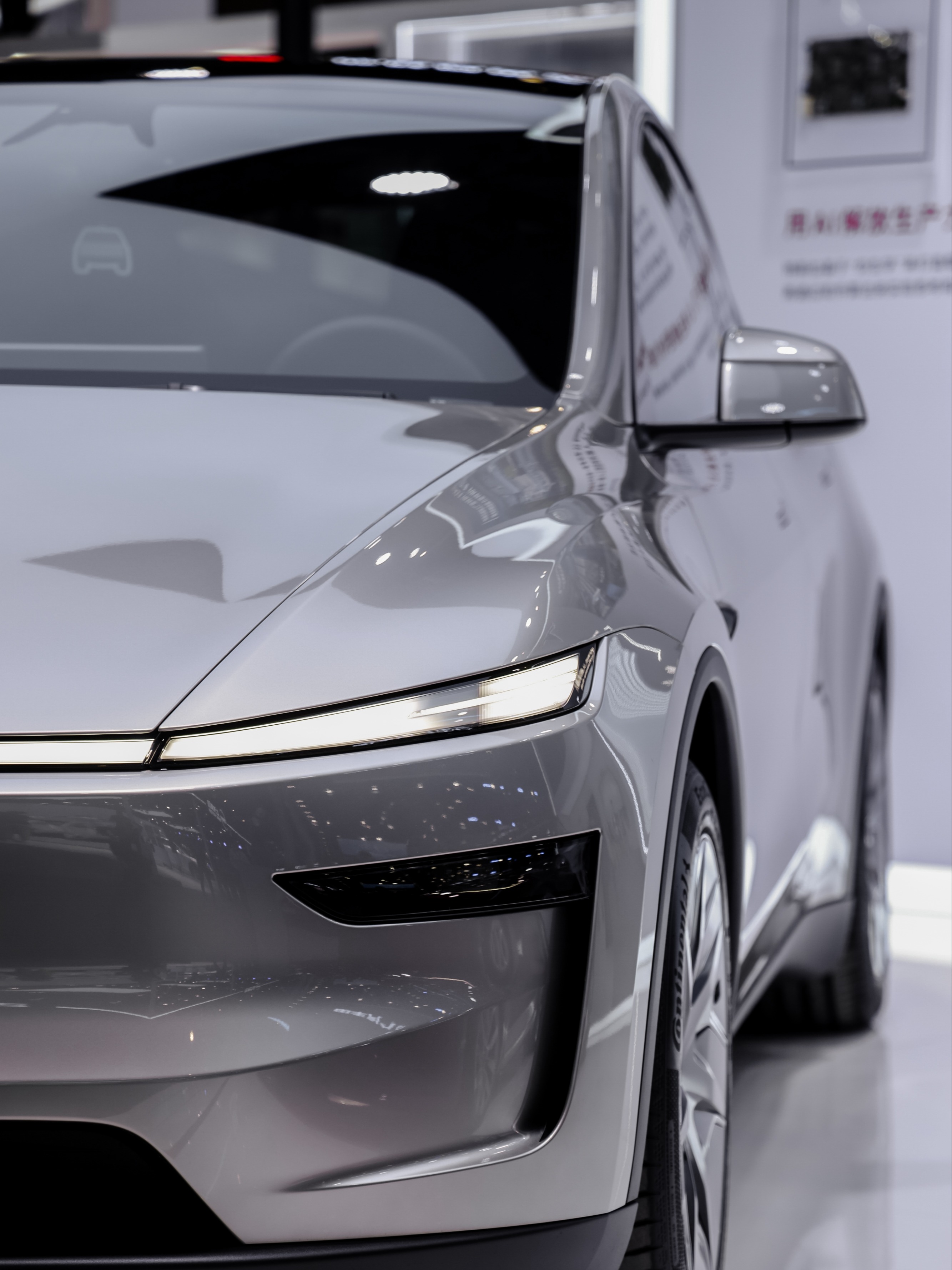 2025中国工博会 | 特斯拉喊你来打卡！📢 世界标杆，中国智造💡
特斯拉携众多明星产品亮相#2025中国工博会
	
Model Y L在上海展会首秀[哇R]
赛博越野旅行车持续惊艳
	
人形机器人技术与车同源🤖
预计5年内实现年产100万台
	
特斯拉能耗管理的“秘密武器”
电驱与电池系统齐登场🔋
……
	
世界标杆产品的背后，体现的是特斯拉在生产制造领域积累的长期优势⚙️
	
即日起至9月27日
上海国家会展中心二层📍智行未来展区
共同品鉴特斯拉的硬核工业设计📐
	
关注@TeslaAI 开启AI新世界
解锁更多AI黑科技🦾 @特斯拉