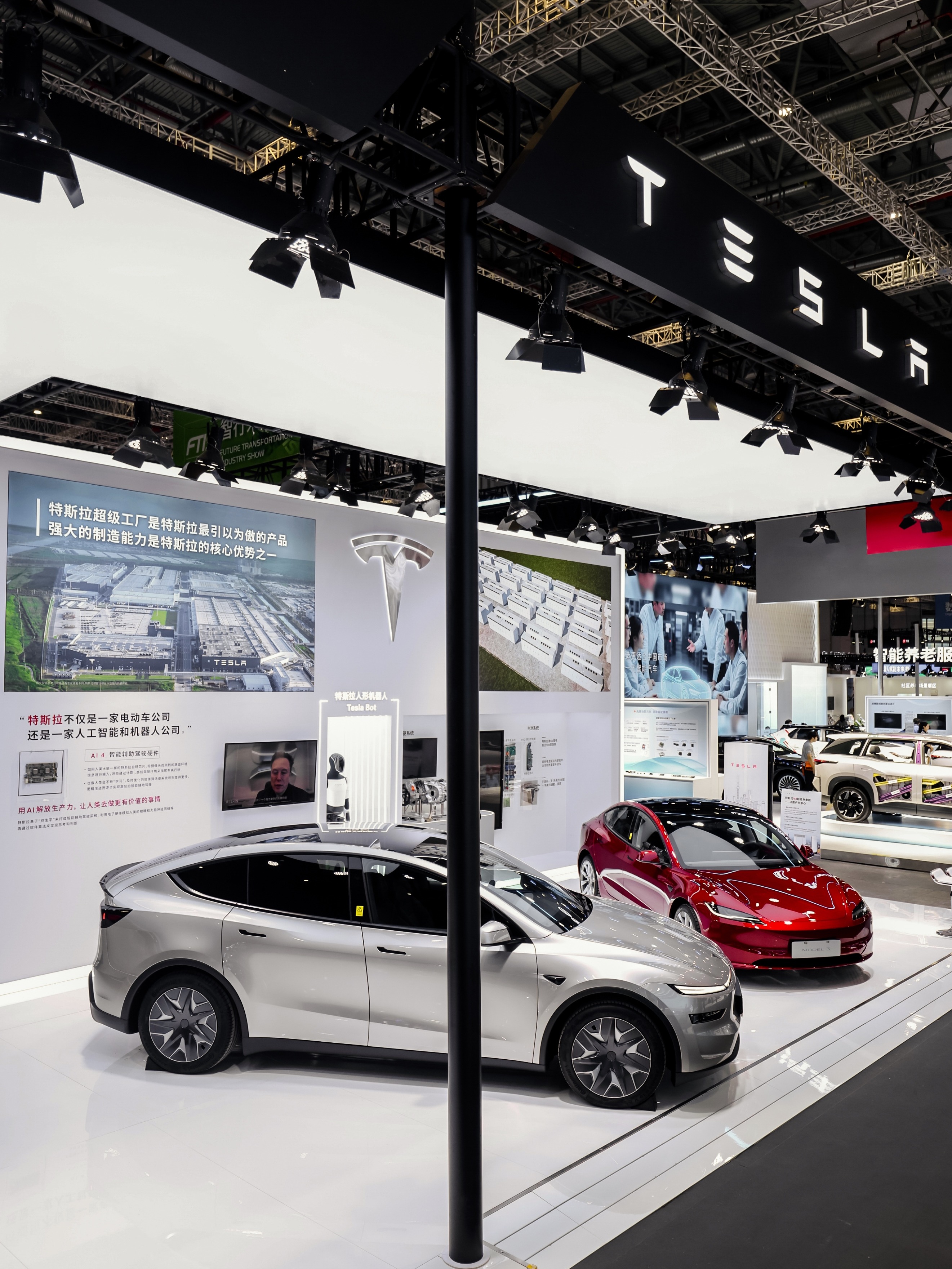 2025中国工博会 | 特斯拉喊你来打卡！📢 世界标杆，中国智造💡
特斯拉携众多明星产品亮相#2025中国工博会
	
Model Y L在上海展会首秀[哇R]
赛博越野旅行车持续惊艳
	
人形机器人技术与车同源🤖
预计5年内实现年产100万台
	
特斯拉能耗管理的“秘密武器”
电驱与电池系统齐登场🔋
……
	
世界标杆产品的背后，体现的是特斯拉在生产制造领域积累的长期优势⚙️
	
即日起至9月27日
上海国家会展中心二层📍智行未来展区
共同品鉴特斯拉的硬核工业设计📐
	
关注@TeslaAI 开启AI新世界
解锁更多AI黑科技🦾 @特斯拉