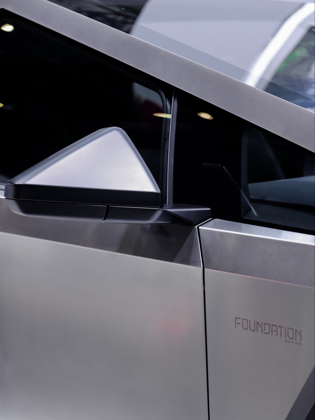 2025中国工博会 | 特斯拉喊你来打卡！📢 世界标杆，中国智造💡
特斯拉携众多明星产品亮相#2025中国工博会
	
Model Y L在上海展会首秀[哇R]
赛博越野旅行车持续惊艳
	
人形机器人技术与车同源🤖
预计5年内实现年产100万台
	
特斯拉能耗管理的“秘密武器”
电驱与电池系统齐登场🔋
……
	
世界标杆产品的背后，体现的是特斯拉在生产制造领域积累的长期优势⚙️
	
即日起至9月27日
上海国家会展中心二层📍智行未来展区
共同品鉴特斯拉的硬核工业设计📐
	
关注@TeslaAI 开启AI新世界
解锁更多AI黑科技🦾 @特斯拉