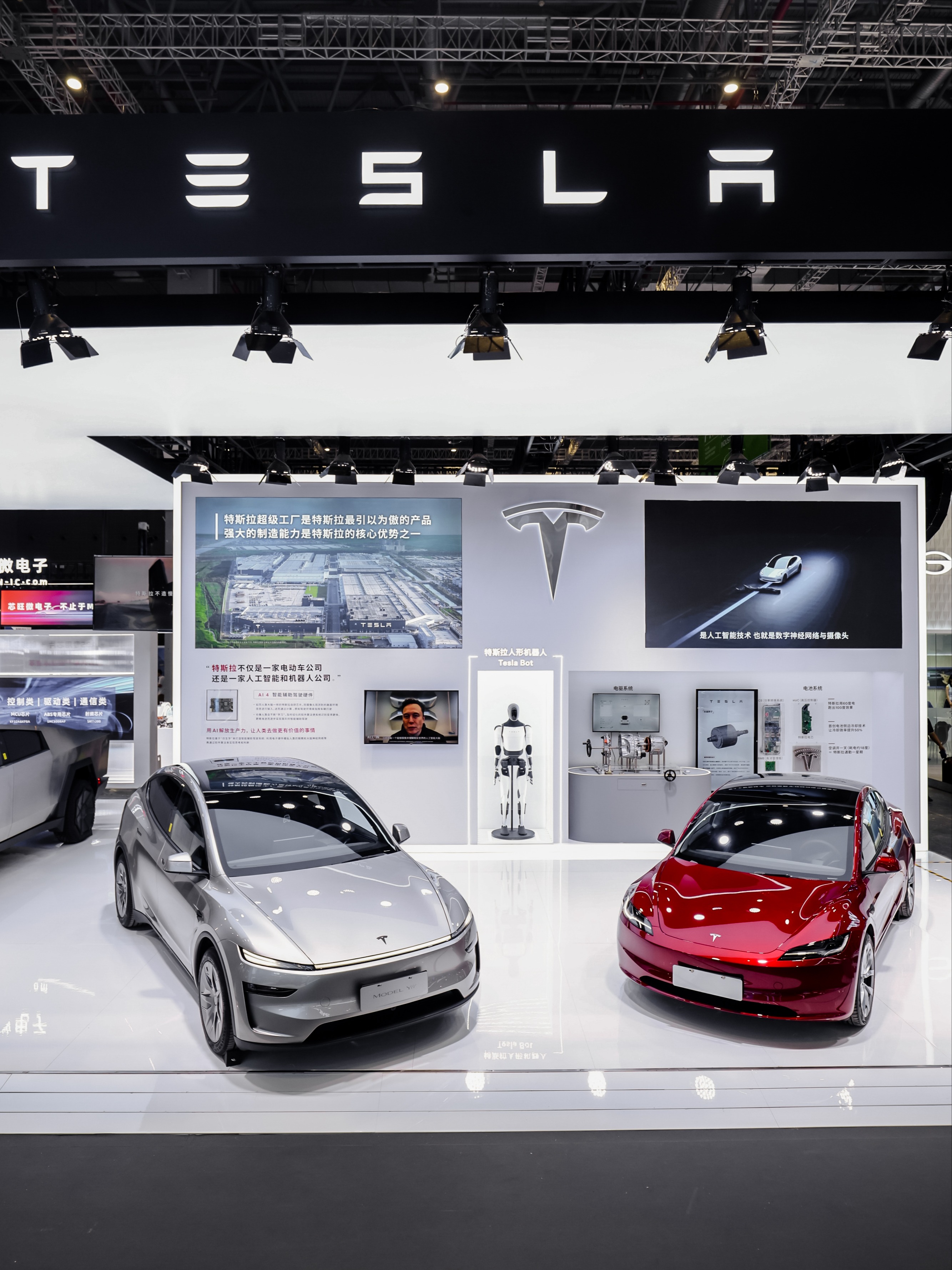 2025中国工博会 | 特斯拉喊你来打卡！📢 世界标杆，中国智造💡
特斯拉携众多明星产品亮相#2025中国工博会
	
Model Y L在上海展会首秀[哇R]
赛博越野旅行车持续惊艳
	
人形机器人技术与车同源🤖
预计5年内实现年产100万台
	
特斯拉能耗管理的“秘密武器”
电驱与电池系统齐登场🔋
……
	
世界标杆产品的背后，体现的是特斯拉在生产制造领域积累的长期优势⚙️
	
即日起至9月27日
上海国家会展中心二层📍智行未来展区
共同品鉴特斯拉的硬核工业设计📐
	
关注@TeslaAI 开启AI新世界
解锁更多AI黑科技🦾 @特斯拉