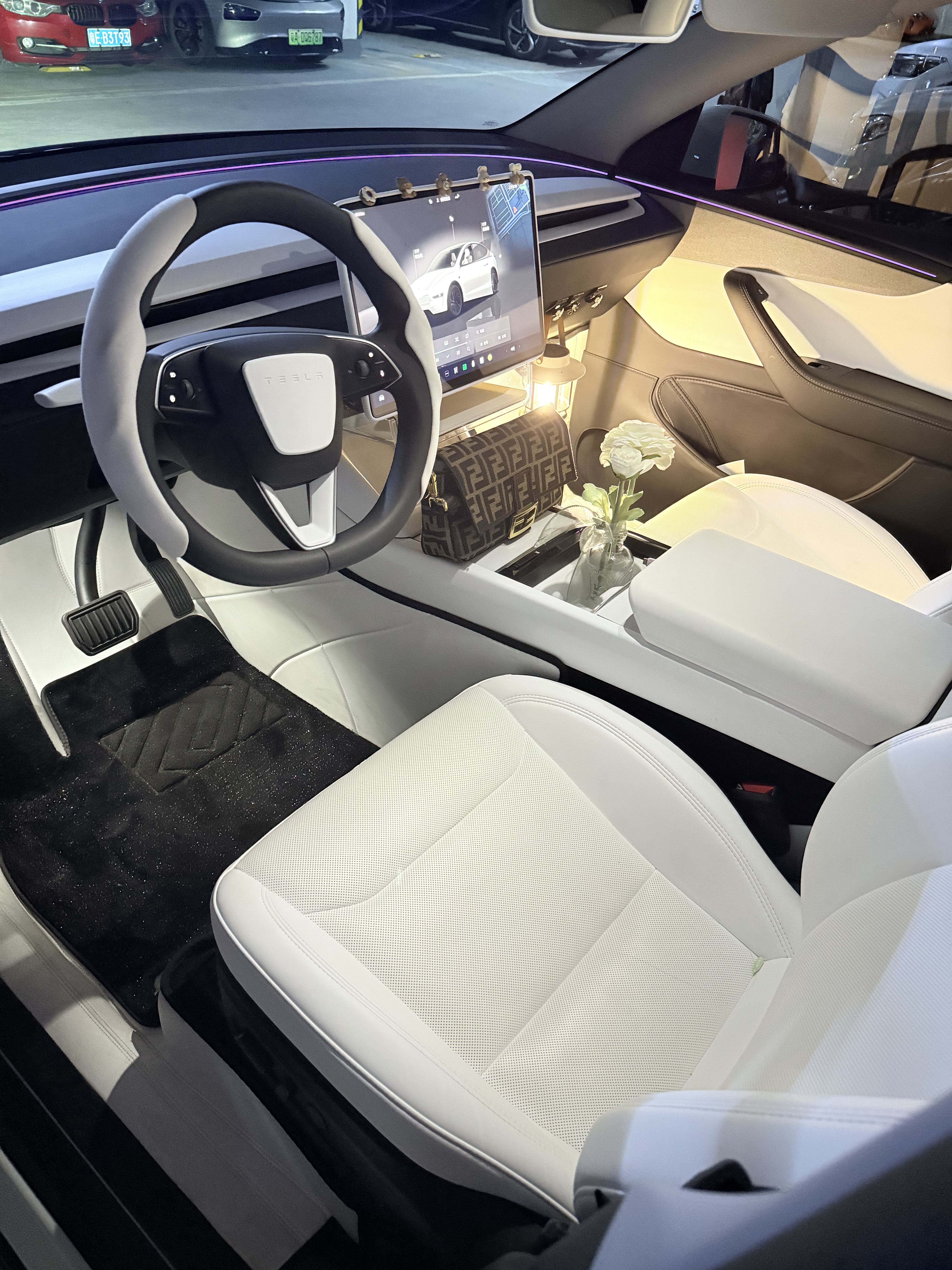 朋友上我车😳问：要不要脱鞋⁉️😳哈哈哈哈… 答案是肯定要的呀，每天那么努力把它擦干净，保持新的一样，白白嫩嫩的。肯定不能让你们糟蹋了[笑哭R][笑哭R][笑哭R]
#特斯拉焕新modely #特斯拉modely焕新版 #modely焕新版 #女孩子的车内饰 #modely焕新 #特斯拉焕新版modely #焕新modely #焕新版modely @开特斯拉的白小姐