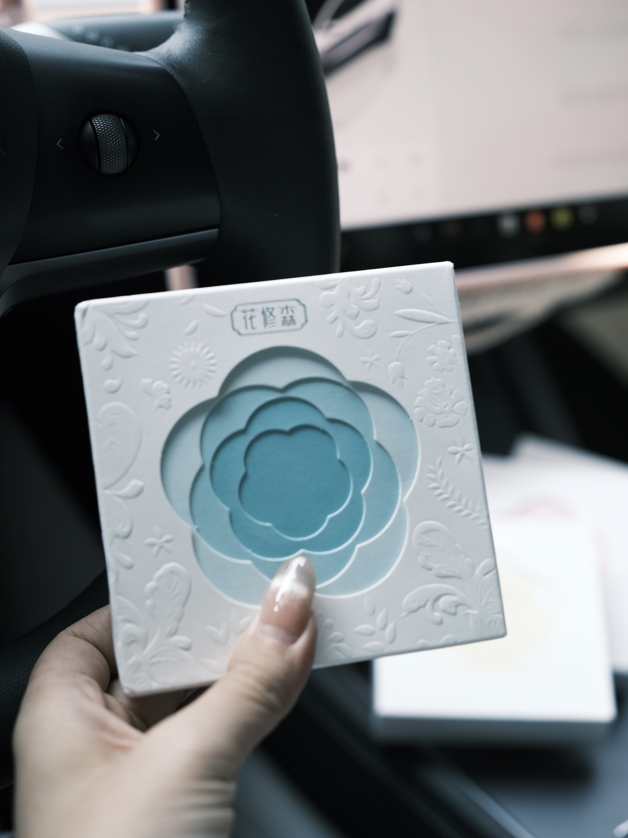 特斯拉的内饰基础，车搭子就不基础 真的好喜欢💕我最近的车搭子呀
-
hello kitty：日本购入的两只kitty，脸也很甜、三丽欧和toptoy盲盒kitty
迪士尼系列：玲娜贝儿冰箱贴（刚好挂在怀挡上）、玲娜贝儿绑带（门把手的位置很适合）
泡泡马特系列：改色膜老板送的labubu、太空人隐藏款、两只星星人
车载香薰膏🌼：超爱这种中式镂空花窗的浮雕设计感
膏体是流沙半透质地，海星贝壳🐚点缀其中，让我一下就想到了朵莉亚
在阳光下还有微微的细闪✨
香味是可调节的淡香型，不会晕车
-
好像能挂的地方都挂满了
女孩子的车都是这样的吗？
哈哈哈哈哈哈哈
#特斯拉 #车搭子 #车载好物分享 #车载香薰 #这都拿不下你 #车载好物 #我的车搭子 #女生车里有什么 #车内饰装饰 #女生车饰 @沈茶茶