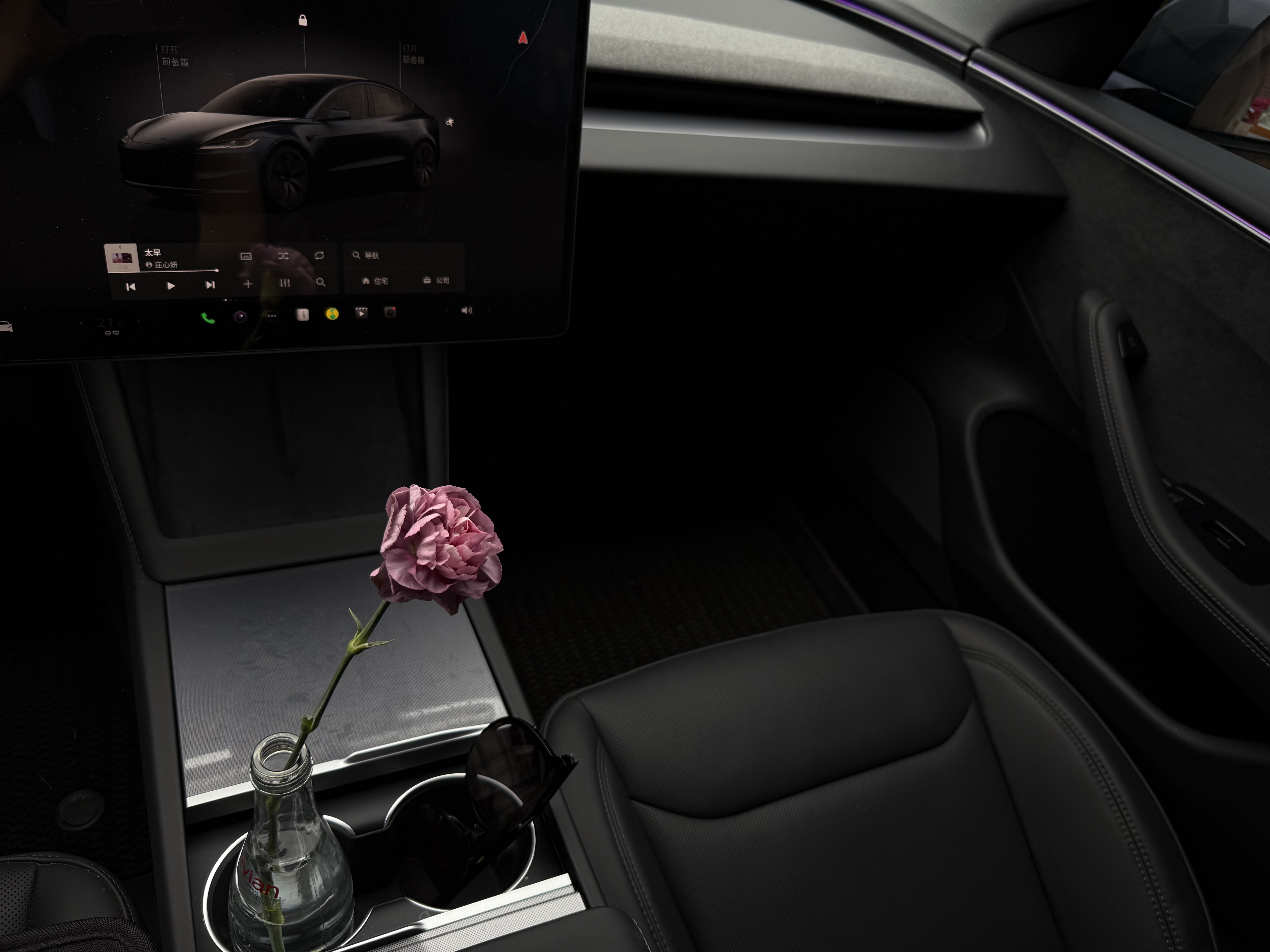 #Tesla｜特斯拉大玩具🧸汽车新搭子 model3+理想生活需要一点热爱和心动🤍
“恭喜您成为尊贵的特斯拉车主，愿转子交流电照亮您的事业与前程，一起加速世界可持续能源的转变”
都说特斯拉车漆比较薄，贴了透明车膜，很方便洗车，每次露营回来给它洗刷刷完美！油车换电车体验感很棒，幸福具像化，用喜欢的方式生活！
露营天花板移动的星空帐篷｜特斯拉大床房重新定义露营
一键放倒后排，秒变2米超大全平空间，搭配定制气垫床，铺上柔软床品。窗外是银河与篝火，车内是恒温静谧的私享天地。自动空调驱散夜寒，全景天窗框住整片星空，露营不再将就，每一夜都是顶配体验。
说走就走的「家」｜特斯拉大床房的野趣浪漫
无需搭建帐篷，无需担忧天气。电动尾门开启，即刻拥有专属大床房：隐藏式储物格收纳行李，手机无线充电守护电量，沉浸式音响播放助眠音乐。以车为家，把山野当庭院，把旅途过成诗。
极简出行，极致舒适！
	
#model3 #特斯拉 #自驾 #露营 #日常文案 #特斯拉女车 #汽车博主 #电车 #生活美学 #自驾游 @蓝不喝奶茶🎀