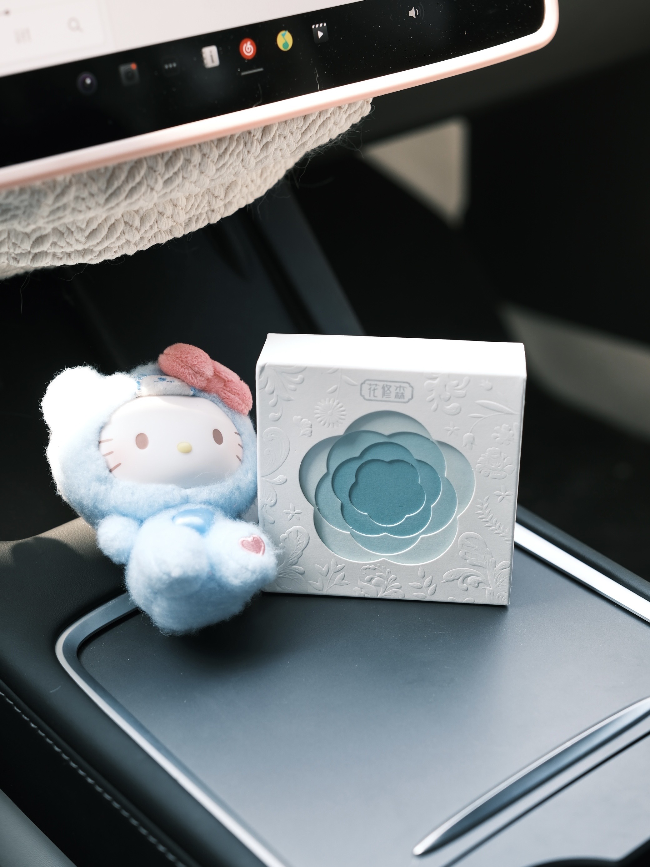 特斯拉的内饰基础，车搭子就不基础 真的好喜欢💕我最近的车搭子呀
-
hello kitty：日本购入的两只kitty，脸也很甜、三丽欧和toptoy盲盒kitty
迪士尼系列：玲娜贝儿冰箱贴（刚好挂在怀挡上）、玲娜贝儿绑带（门把手的位置很适合）
泡泡马特系列：改色膜老板送的labubu、太空人隐藏款、两只星星人
车载香薰膏🌼：超爱这种中式镂空花窗的浮雕设计感
膏体是流沙半透质地，海星贝壳🐚点缀其中，让我一下就想到了朵莉亚
在阳光下还有微微的细闪✨
香味是可调节的淡香型，不会晕车
-
好像能挂的地方都挂满了
女孩子的车都是这样的吗？
哈哈哈哈哈哈哈
#特斯拉 #车搭子 #车载好物分享 #车载香薰 #这都拿不下你 #车载好物 #我的车搭子 #女生车里有什么 #车内饰装饰 #女生车饰 @沈茶茶