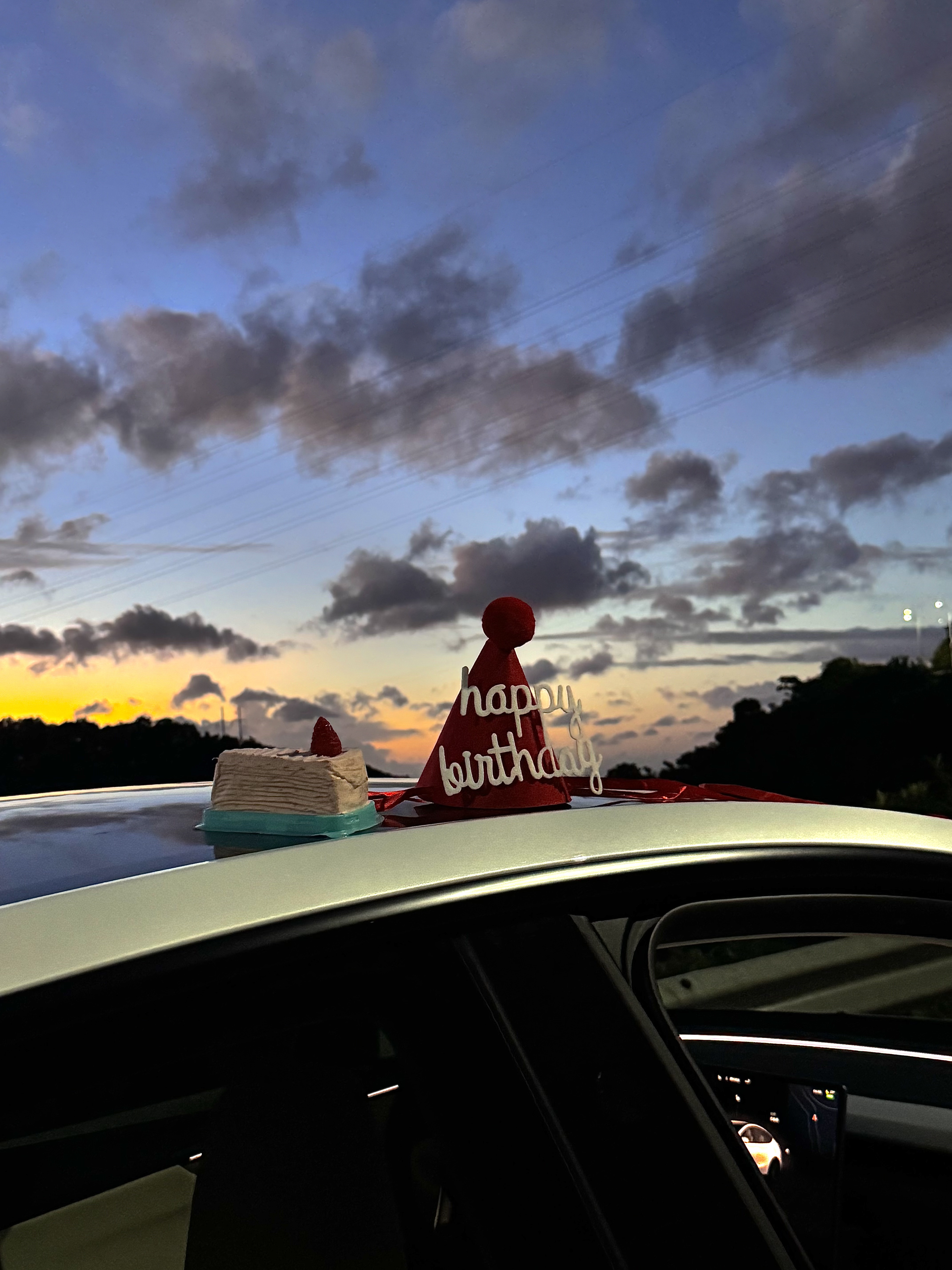 🤍Tesla｜今年送自己的两份生日礼物🎁🚙 25年做过最有意义的事就是下定决心买了小Y
拥有了属于自己的“避风港”
也有在为了它努力两个月考出了驾照🪪
	
从前总幻想做一个手握方向盘独当一面的“大女主”
终于有一天我也变成小时候羡慕的样子💗
	
从此世界在我面前指向我想去的任何地方
我完全而绝对的主持着我 这句话具像化了.
#特斯拉Y #人生新旅程 #人生不就是活几个瞬间吗 #一年比一年更好 #下一程更自由 #解锁人生新成就 #汽车分享 #小红书 @六壹.