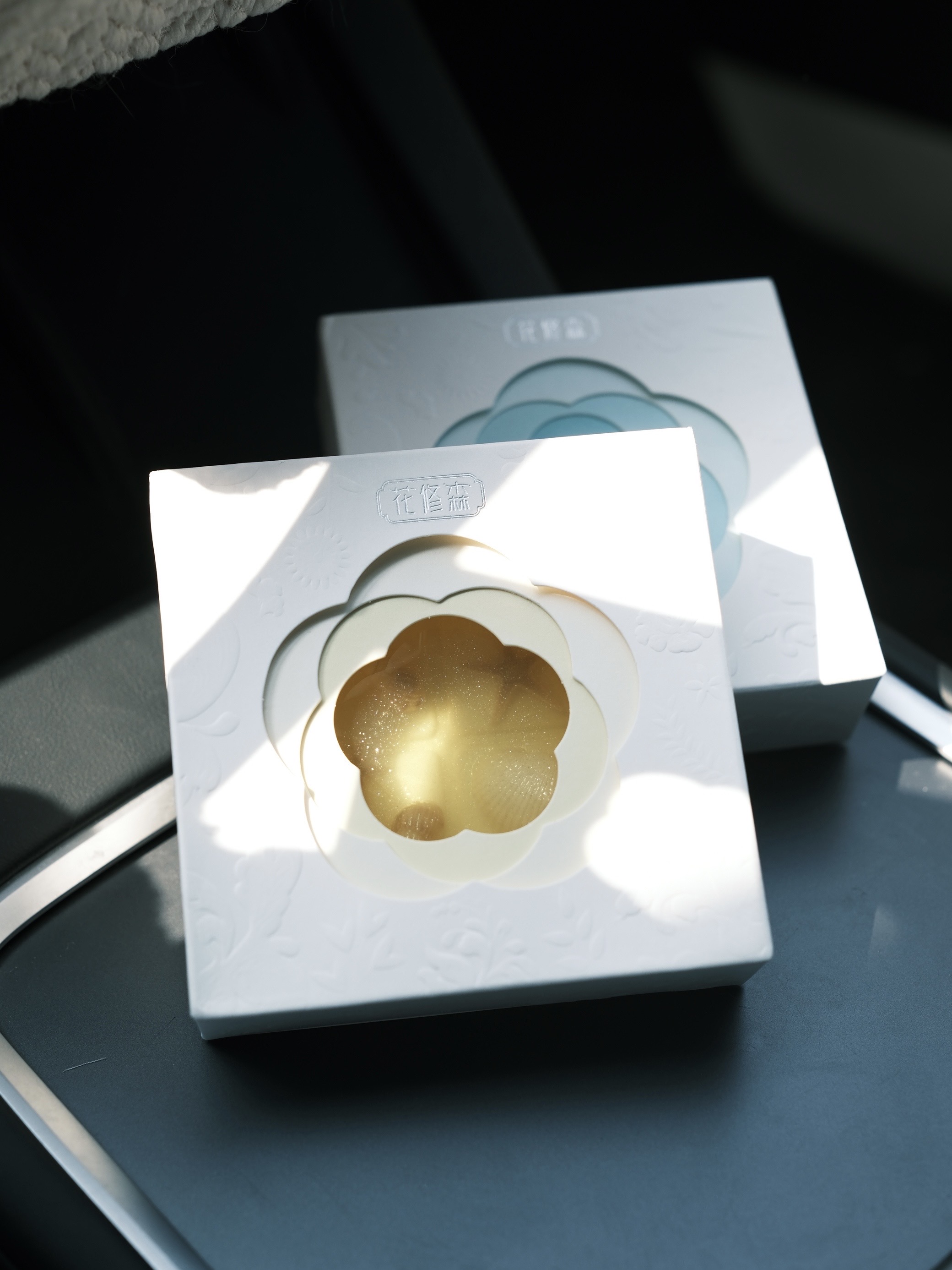 特斯拉的内饰基础，车搭子就不基础 真的好喜欢💕我最近的车搭子呀
-
hello kitty：日本购入的两只kitty，脸也很甜、三丽欧和toptoy盲盒kitty
迪士尼系列：玲娜贝儿冰箱贴（刚好挂在怀挡上）、玲娜贝儿绑带（门把手的位置很适合）
泡泡马特系列：改色膜老板送的labubu、太空人隐藏款、两只星星人
车载香薰膏🌼：超爱这种中式镂空花窗的浮雕设计感
膏体是流沙半透质地，海星贝壳🐚点缀其中，让我一下就想到了朵莉亚
在阳光下还有微微的细闪✨
香味是可调节的淡香型，不会晕车
-
好像能挂的地方都挂满了
女孩子的车都是这样的吗？
哈哈哈哈哈哈哈
#特斯拉 #车搭子 #车载好物分享 #车载香薰 #这都拿不下你 #车载好物 #我的车搭子 #女生车里有什么 #车内饰装饰 #女生车饰 @沈茶茶