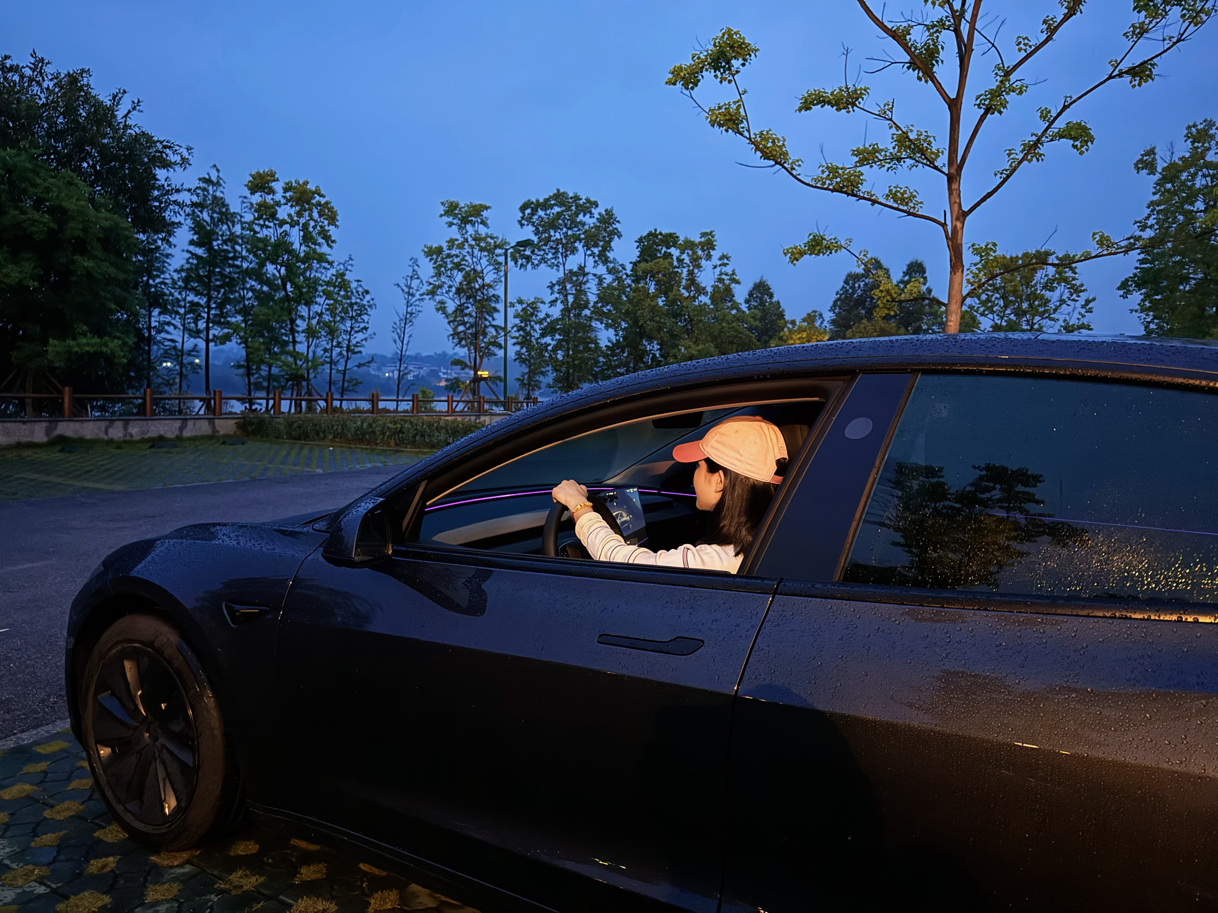 #Tesla｜特斯拉大玩具🧸汽车新搭子 model3+理想生活需要一点热爱和心动🤍
“恭喜您成为尊贵的特斯拉车主，愿转子交流电照亮您的事业与前程，一起加速世界可持续能源的转变”
都说特斯拉车漆比较薄，贴了透明车膜，很方便洗车，每次露营回来给它洗刷刷完美！油车换电车体验感很棒，幸福具像化，用喜欢的方式生活！
露营天花板移动的星空帐篷｜特斯拉大床房重新定义露营
一键放倒后排，秒变2米超大全平空间，搭配定制气垫床，铺上柔软床品。窗外是银河与篝火，车内是恒温静谧的私享天地。自动空调驱散夜寒，全景天窗框住整片星空，露营不再将就，每一夜都是顶配体验。
说走就走的「家」｜特斯拉大床房的野趣浪漫
无需搭建帐篷，无需担忧天气。电动尾门开启，即刻拥有专属大床房：隐藏式储物格收纳行李，手机无线充电守护电量，沉浸式音响播放助眠音乐。以车为家，把山野当庭院，把旅途过成诗。
极简出行，极致舒适！
	
#model3 #特斯拉 #自驾 #露营 #日常文案 #特斯拉女车 #汽车博主 #电车 #生活美学 #自驾游 @蓝不喝奶茶🎀