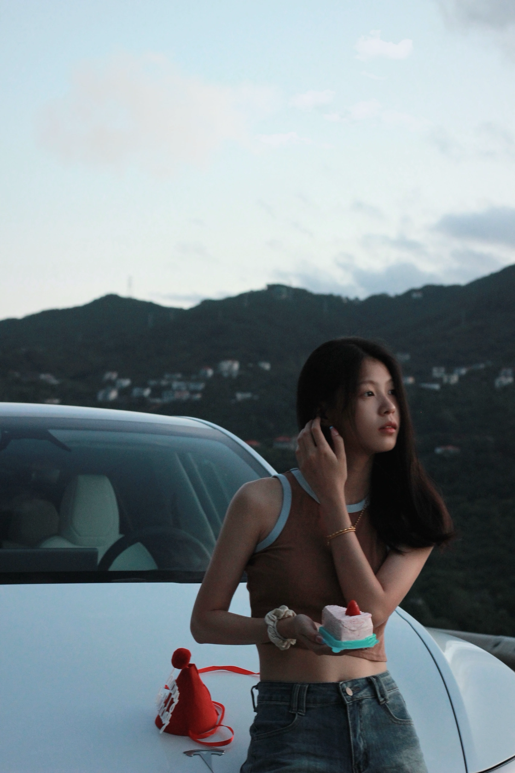 🤍Tesla｜今年送自己的两份生日礼物🎁🚙 25年做过最有意义的事就是下定决心买了小Y
拥有了属于自己的“避风港”
也有在为了它努力两个月考出了驾照🪪
	
从前总幻想做一个手握方向盘独当一面的“大女主”
终于有一天我也变成小时候羡慕的样子💗
	
从此世界在我面前指向我想去的任何地方
我完全而绝对的主持着我 这句话具像化了.
#特斯拉Y #人生新旅程 #人生不就是活几个瞬间吗 #一年比一年更好 #下一程更自由 #解锁人生新成就 #汽车分享 #小红书 @六壹.