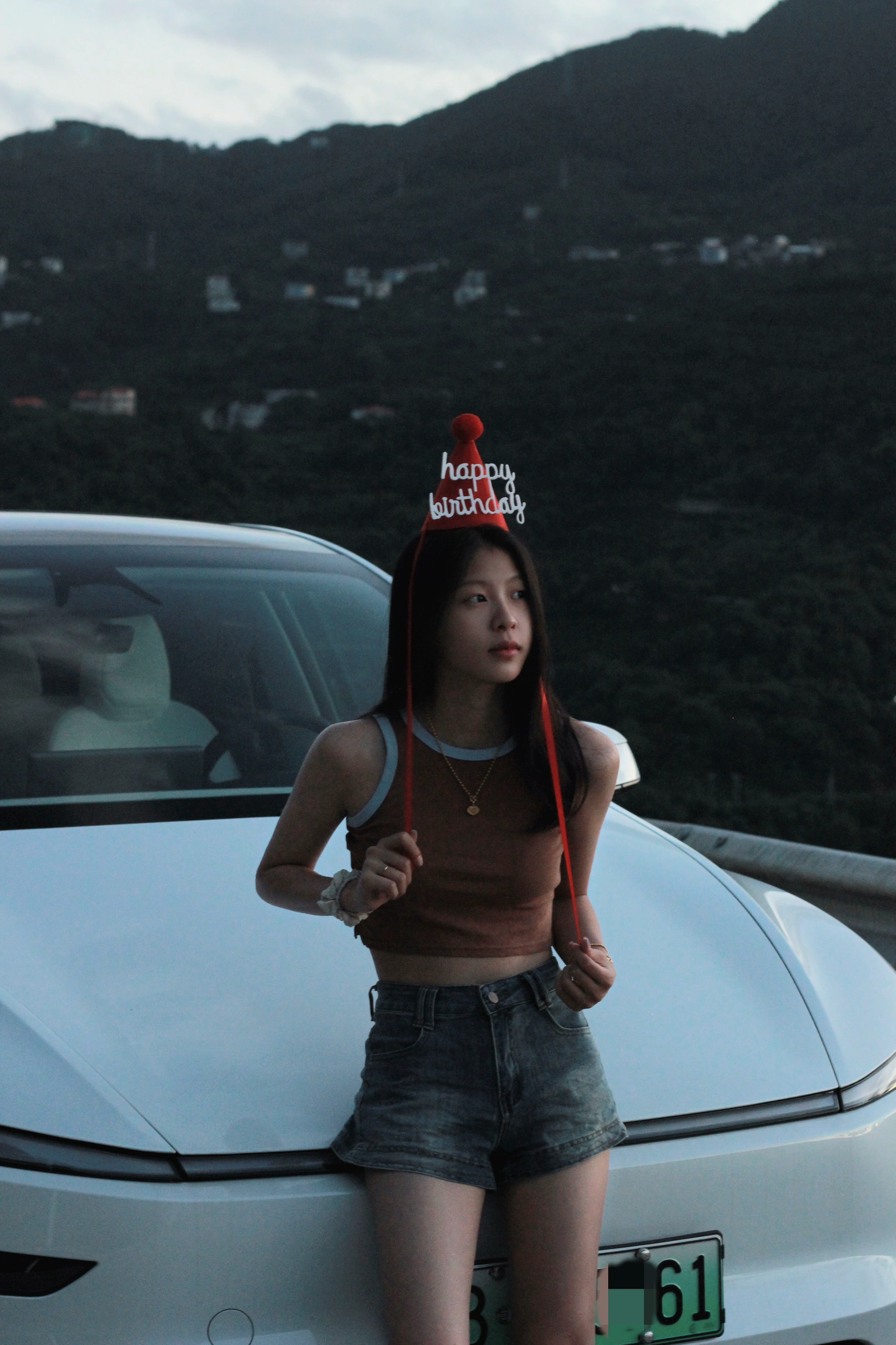 🤍Tesla｜今年送自己的两份生日礼物🎁🚙 25年做过最有意义的事就是下定决心买了小Y
拥有了属于自己的“避风港”
也有在为了它努力两个月考出了驾照🪪
	
从前总幻想做一个手握方向盘独当一面的“大女主”
终于有一天我也变成小时候羡慕的样子💗
	
从此世界在我面前指向我想去的任何地方
我完全而绝对的主持着我 这句话具像化了.
#特斯拉Y #人生新旅程 #人生不就是活几个瞬间吗 #一年比一年更好 #下一程更自由 #解锁人生新成就 #汽车分享 #小红书 @六壹.