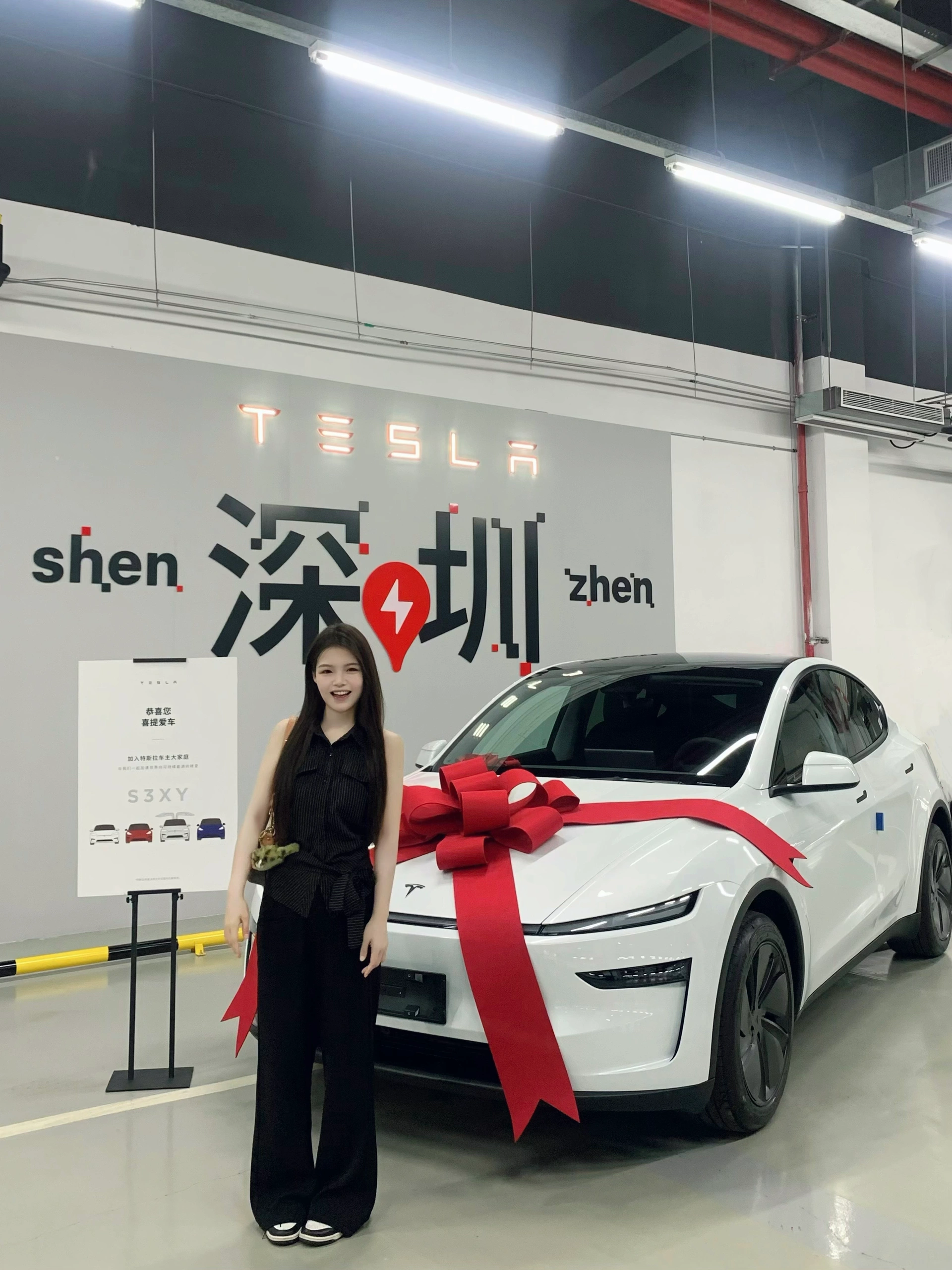 提车日记|01年靠自己喜提第一辆🚗 怒拍10086张!!白色小特配黑色包出片的！
恭喜自己成为特斯拉车主
	
从前总幻想做一个手握方向盘独当一面的“大女主”终于有一天我也变成小时候羡慕的样子
	
从此世界在我面前指向我想去的任何地方
我完全而绝对的主持着我 这句话具像化了.
#提车 #提车拍照 #modely #大玩具 #提车日记 #提车仪式 #特斯拉 #每天都有值得记录的瞬间 @欢欢