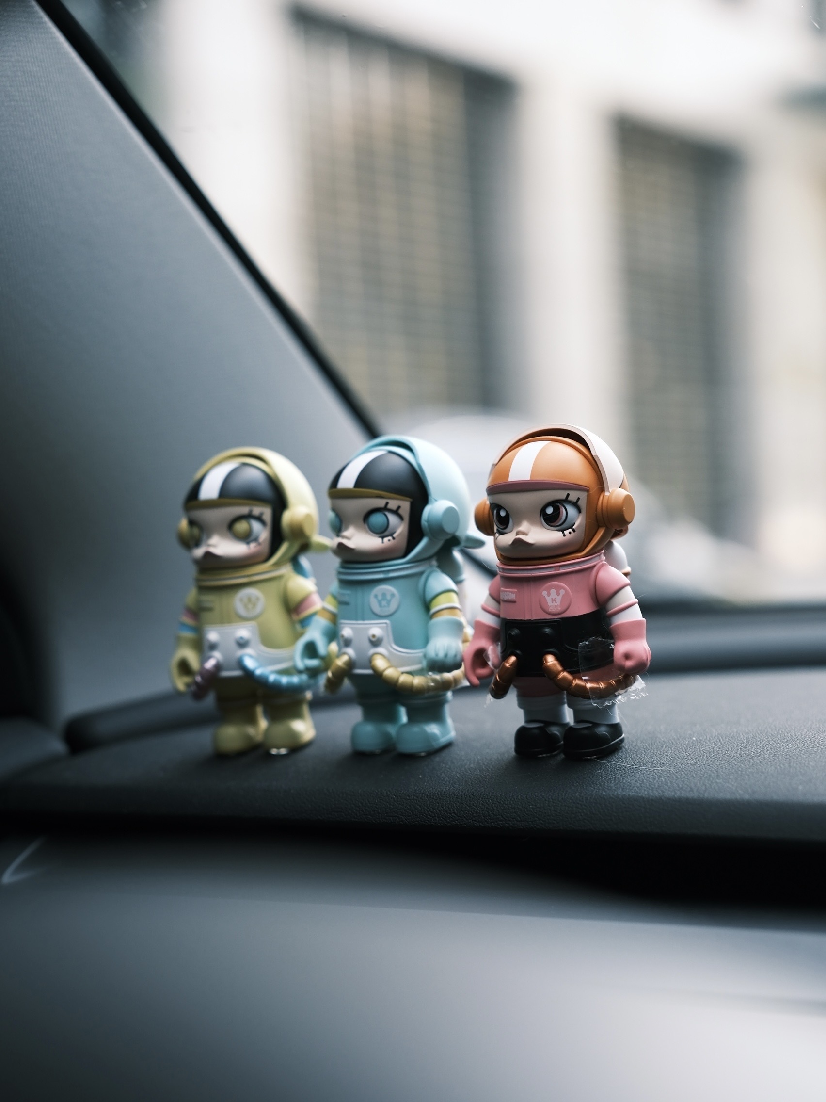 特斯拉的内饰基础，车搭子就不基础 真的好喜欢💕我最近的车搭子呀
-
hello kitty：日本购入的两只kitty，脸也很甜、三丽欧和toptoy盲盒kitty
迪士尼系列：玲娜贝儿冰箱贴（刚好挂在怀挡上）、玲娜贝儿绑带（门把手的位置很适合）
泡泡马特系列：改色膜老板送的labubu、太空人隐藏款、两只星星人
车载香薰膏🌼：超爱这种中式镂空花窗的浮雕设计感
膏体是流沙半透质地，海星贝壳🐚点缀其中，让我一下就想到了朵莉亚
在阳光下还有微微的细闪✨
香味是可调节的淡香型，不会晕车
-
好像能挂的地方都挂满了
女孩子的车都是这样的吗？
哈哈哈哈哈哈哈
#特斯拉 #车搭子 #车载好物分享 #车载香薰 #这都拿不下你 #车载好物 #我的车搭子 #女生车里有什么 #车内饰装饰 #女生车饰 @沈茶茶