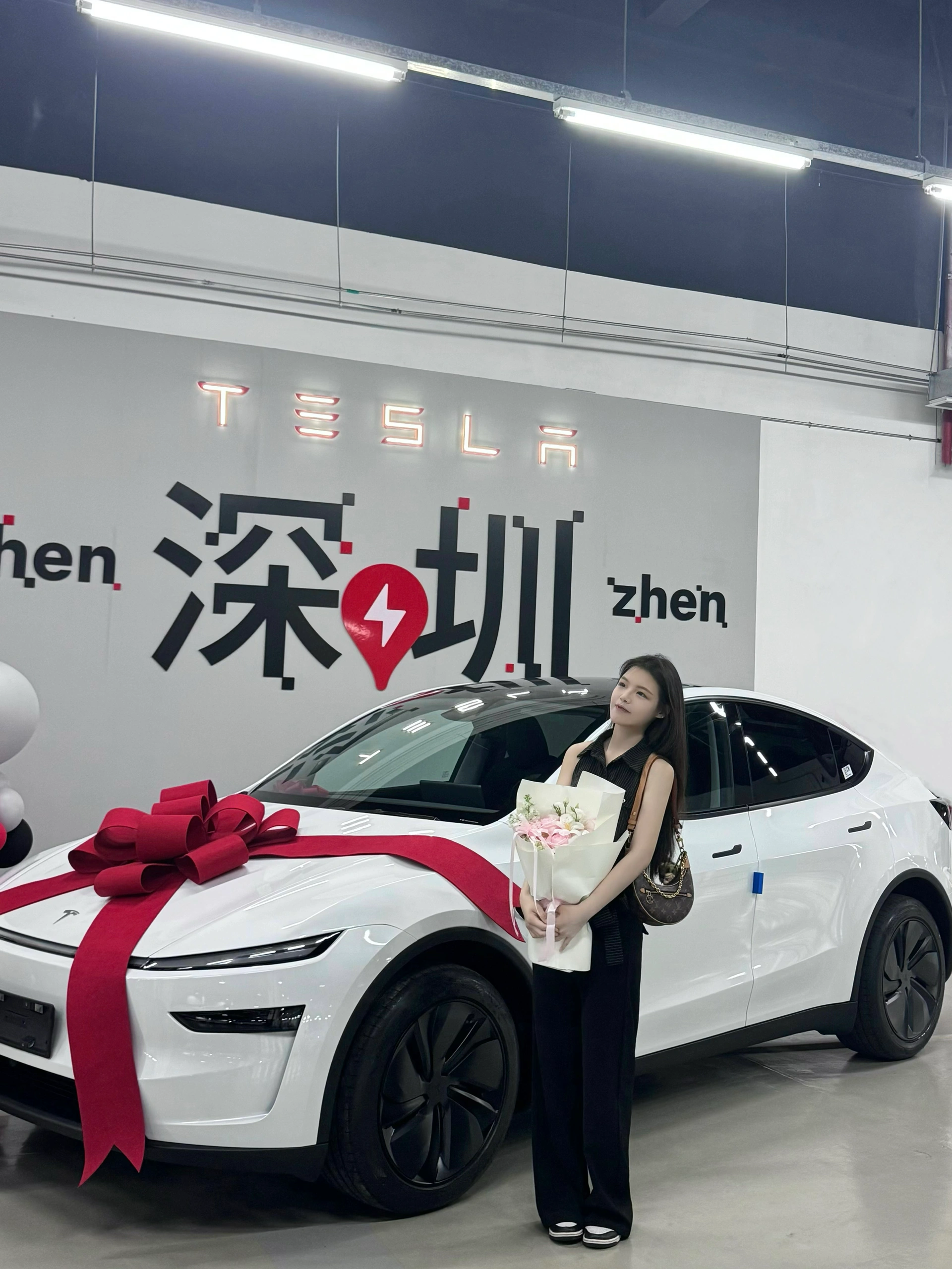 提车日记|01年靠自己喜提第一辆🚗 怒拍10086张!!白色小特配黑色包出片的！
恭喜自己成为特斯拉车主
	
从前总幻想做一个手握方向盘独当一面的“大女主”终于有一天我也变成小时候羡慕的样子
	
从此世界在我面前指向我想去的任何地方
我完全而绝对的主持着我 这句话具像化了.
#提车 #提车拍照 #modely #大玩具 #提车日记 #提车仪式 #特斯拉 #每天都有值得记录的瞬间 @欢欢