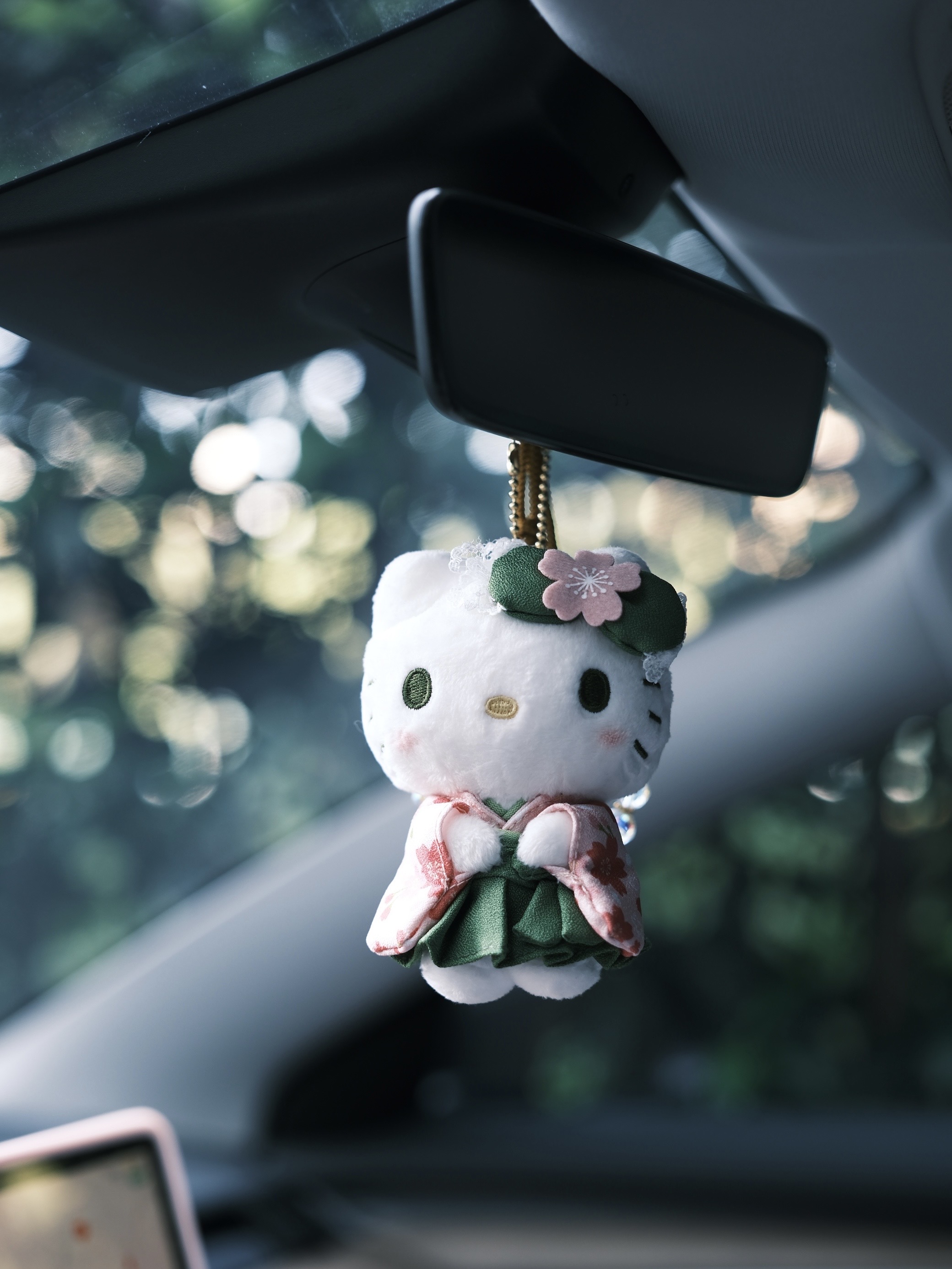 特斯拉的内饰基础，车搭子就不基础 真的好喜欢💕我最近的车搭子呀
-
hello kitty：日本购入的两只kitty，脸也很甜、三丽欧和toptoy盲盒kitty
迪士尼系列：玲娜贝儿冰箱贴（刚好挂在怀挡上）、玲娜贝儿绑带（门把手的位置很适合）
泡泡马特系列：改色膜老板送的labubu、太空人隐藏款、两只星星人
车载香薰膏🌼：超爱这种中式镂空花窗的浮雕设计感
膏体是流沙半透质地，海星贝壳🐚点缀其中，让我一下就想到了朵莉亚
在阳光下还有微微的细闪✨
香味是可调节的淡香型，不会晕车
-
好像能挂的地方都挂满了
女孩子的车都是这样的吗？
哈哈哈哈哈哈哈
#特斯拉 #车搭子 #车载好物分享 #车载香薰 #这都拿不下你 #车载好物 #我的车搭子 #女生车里有什么 #车内饰装饰 #女生车饰 @沈茶茶