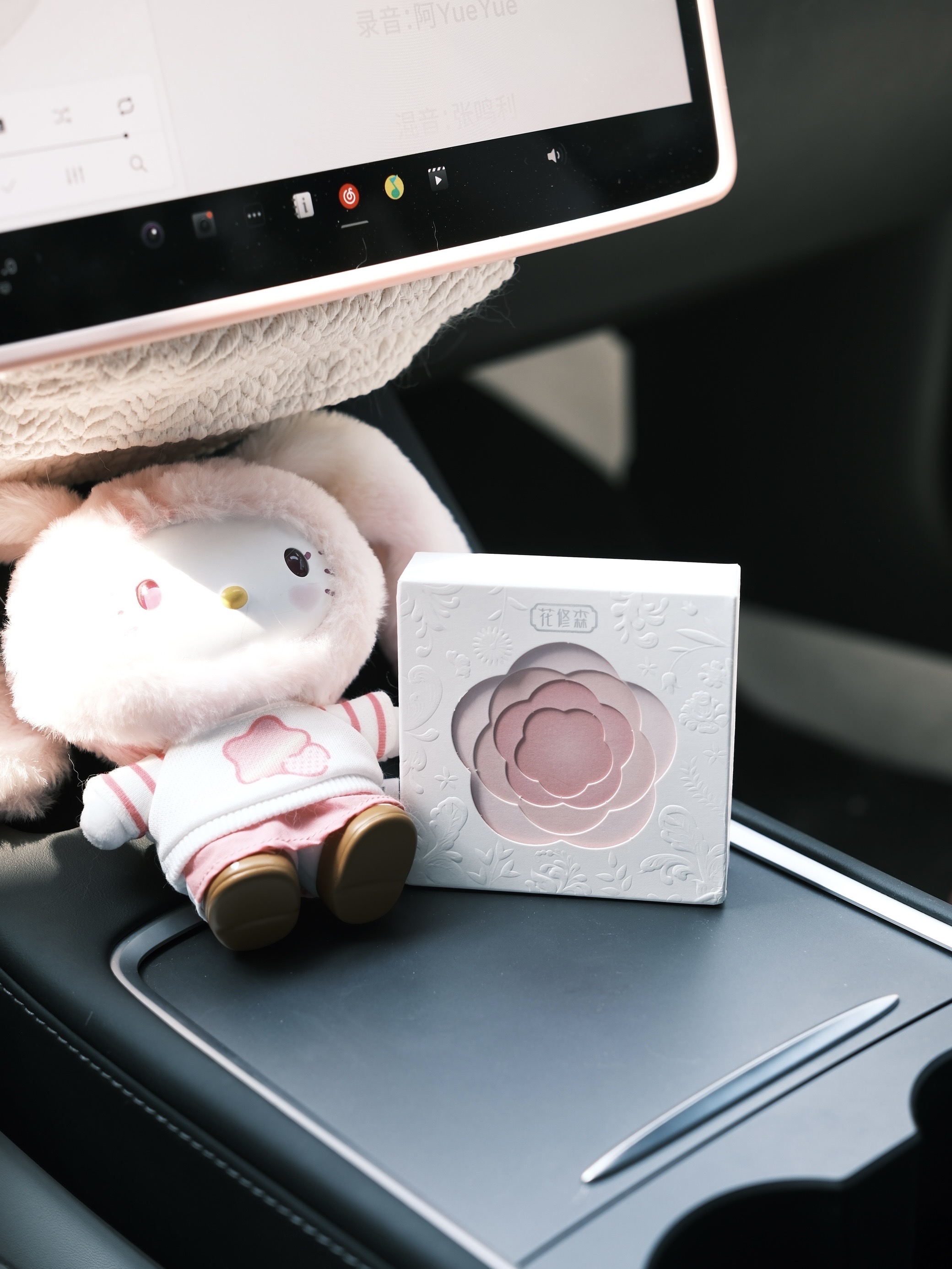 特斯拉的内饰基础，车搭子就不基础 真的好喜欢💕我最近的车搭子呀
-
hello kitty：日本购入的两只kitty，脸也很甜、三丽欧和toptoy盲盒kitty
迪士尼系列：玲娜贝儿冰箱贴（刚好挂在怀挡上）、玲娜贝儿绑带（门把手的位置很适合）
泡泡马特系列：改色膜老板送的labubu、太空人隐藏款、两只星星人
车载香薰膏🌼：超爱这种中式镂空花窗的浮雕设计感
膏体是流沙半透质地，海星贝壳🐚点缀其中，让我一下就想到了朵莉亚
在阳光下还有微微的细闪✨
香味是可调节的淡香型，不会晕车
-
好像能挂的地方都挂满了
女孩子的车都是这样的吗？
哈哈哈哈哈哈哈
#特斯拉 #车搭子 #车载好物分享 #车载香薰 #这都拿不下你 #车载好物 #我的车搭子 #女生车里有什么 #车内饰装饰 #女生车饰 @沈茶茶